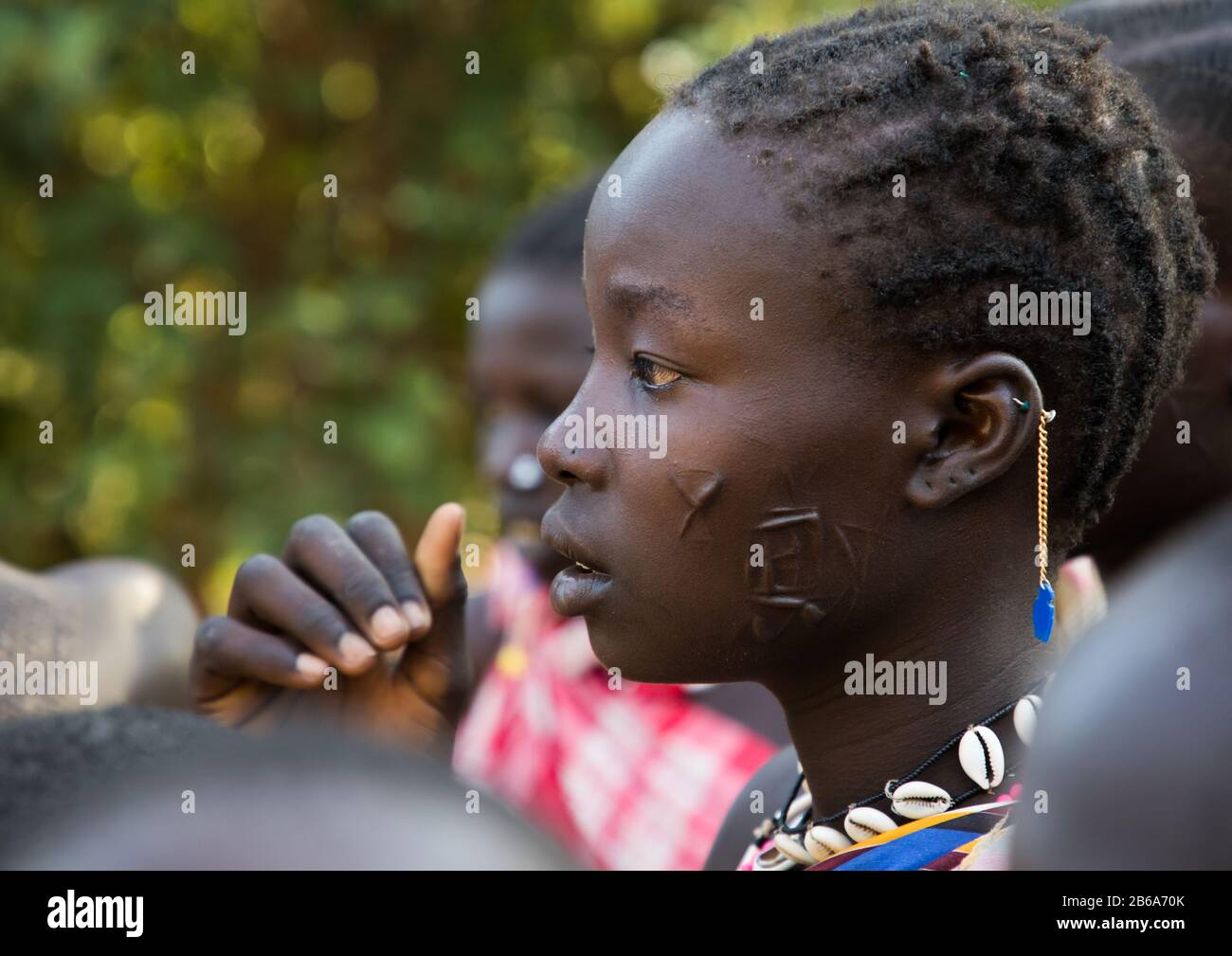 Scarifications sur la joue d'une jeune femme de la tribu Larim, Boya Mountains, Imatong, Soudan du Sud Banque D'Images