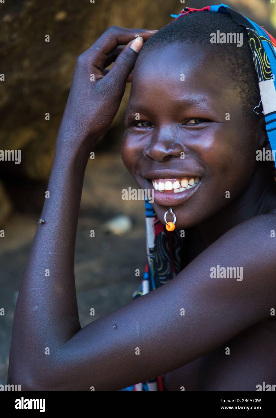Jeune femme souriante de la tribu Larim, Boya Mountains, Imatong, Soudan du Sud Banque D'Images