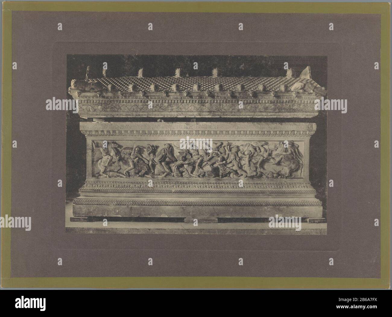 Alexandersarcofaag le Sarcophage d'Alexandre de Sidon à Constantinople Opel (objet titre op) AlexandersarcofaagDer sogenannte Alexander-von Sarkophag Sidon à Constantinople. (Objet titre) Type de bien: Photographies Numéro d'article: RP-F 00-8154 Inscriptions / marques: Nombre, verso, imprimé: 'No 48.'opschrift, verso, a imprimé le texte allemand de cette sculpture particulière. (Fait partie d'un numéro pour l'éducation Denkmäler Griechischer und Römischer Skulptur.) marque du collectionneur, verso, estampillée: Lugt 3937 Fabricant : Photographe: Éditeur anonyme: Verlag für Kunst und Wissenschaft (prope cotée Banque D'Images