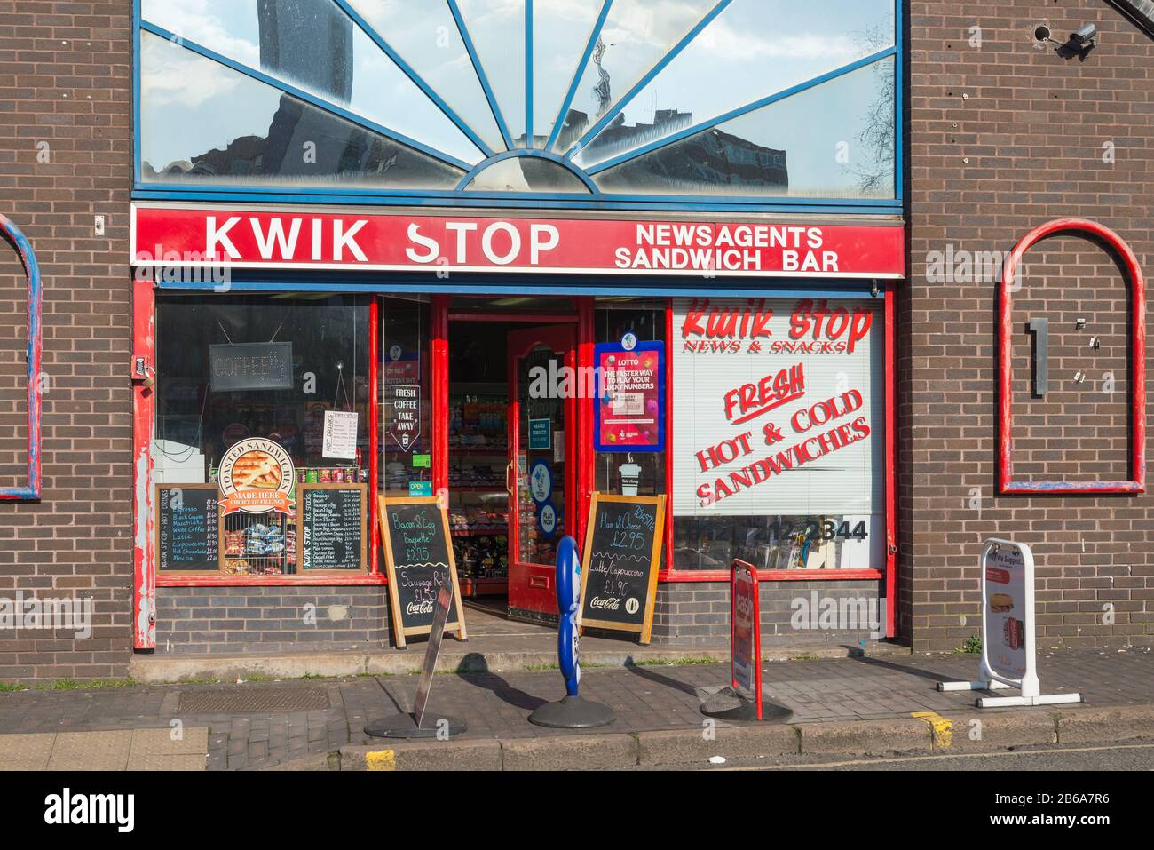 Kwik Stop newsagents and sandwich bar on Livery Street in Birmingham City Center, Royaume-Uni Banque D'Images