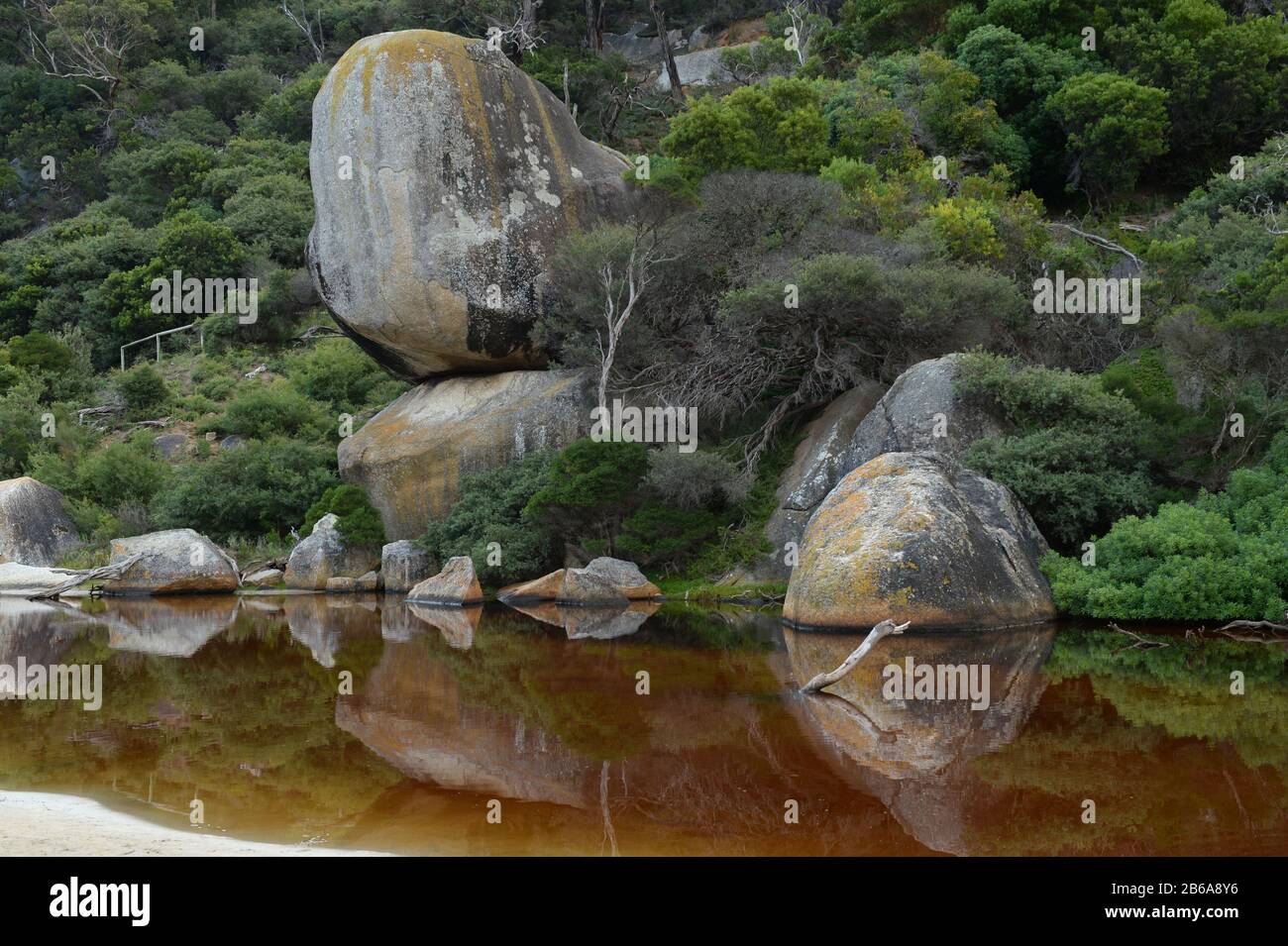 Des rochers massifs de granit ornent la côte comme des sculptures naturelles au promontoire de Wilson, Victoria, Australie Banque D'Images