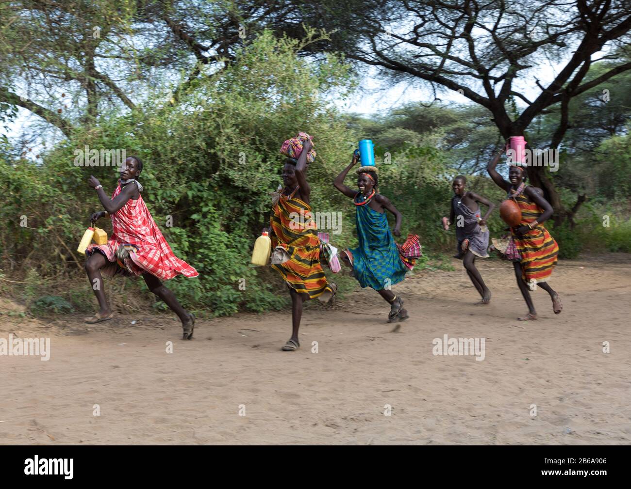 Les femmes de la tribu Toposa qui ont des choses sur leur tête, l'État de Namorunyang, Kapoeta, Soudan du Sud Banque D'Images