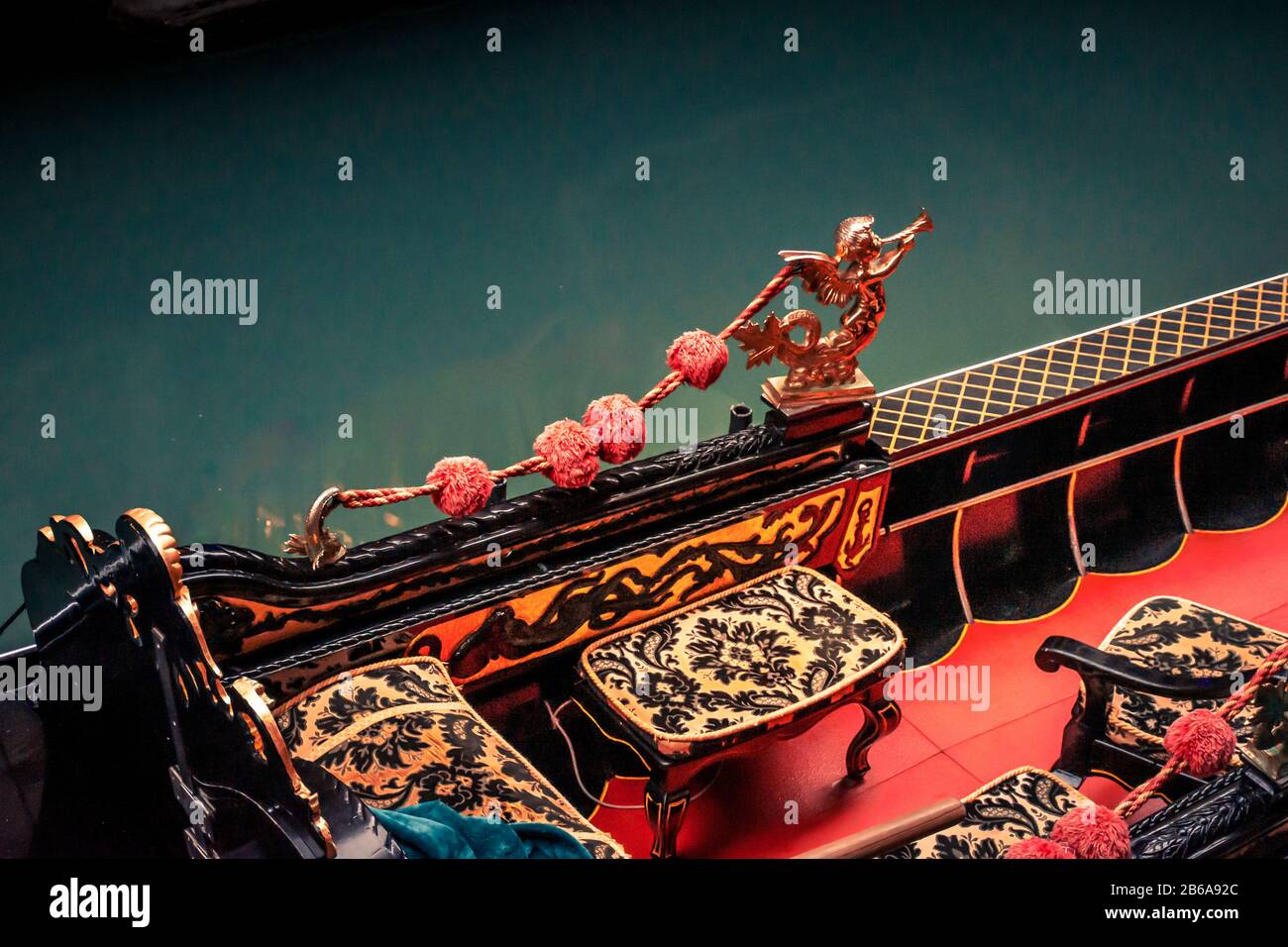 L'intérieur orné d'une télécabine rouge et or sur un canal de Venise, Italie Banque D'Images