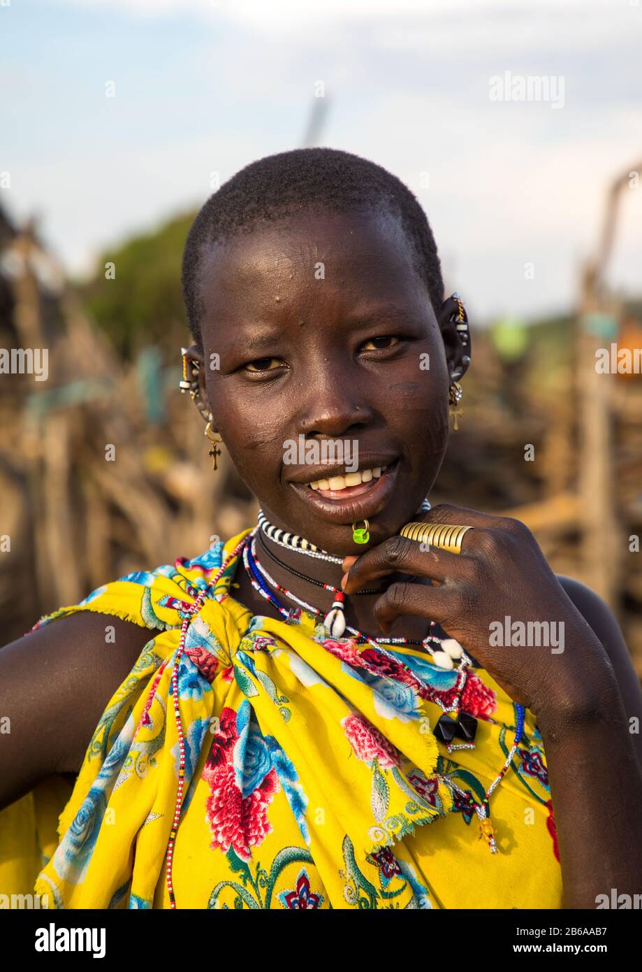 Portrait d'une femme de la tribu Toposa avec des anneaux sur la main, état de Namorunyang, Kapoeta, Soudan du Sud Banque D'Images