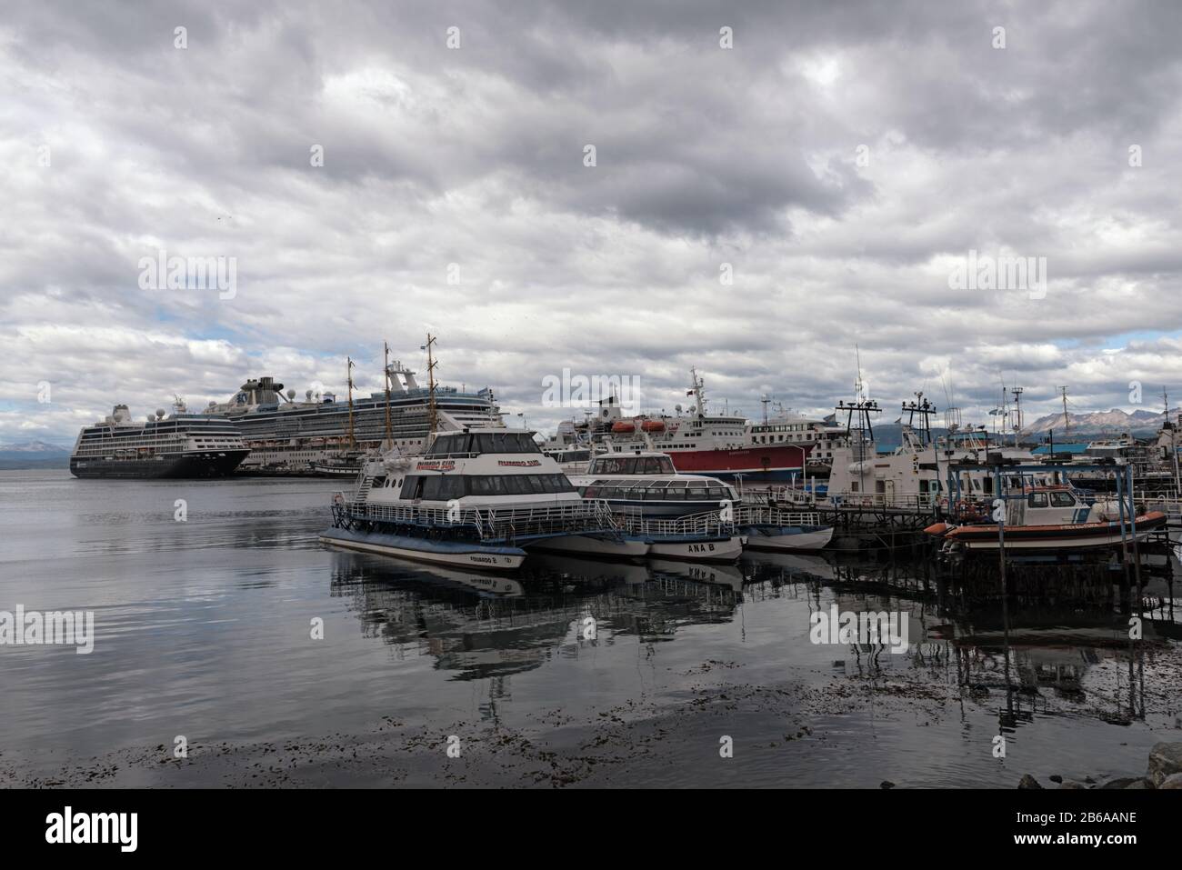 Vue sur les navires et les bateaux dans le port d'Ushuaia, en Argentine Banque D'Images