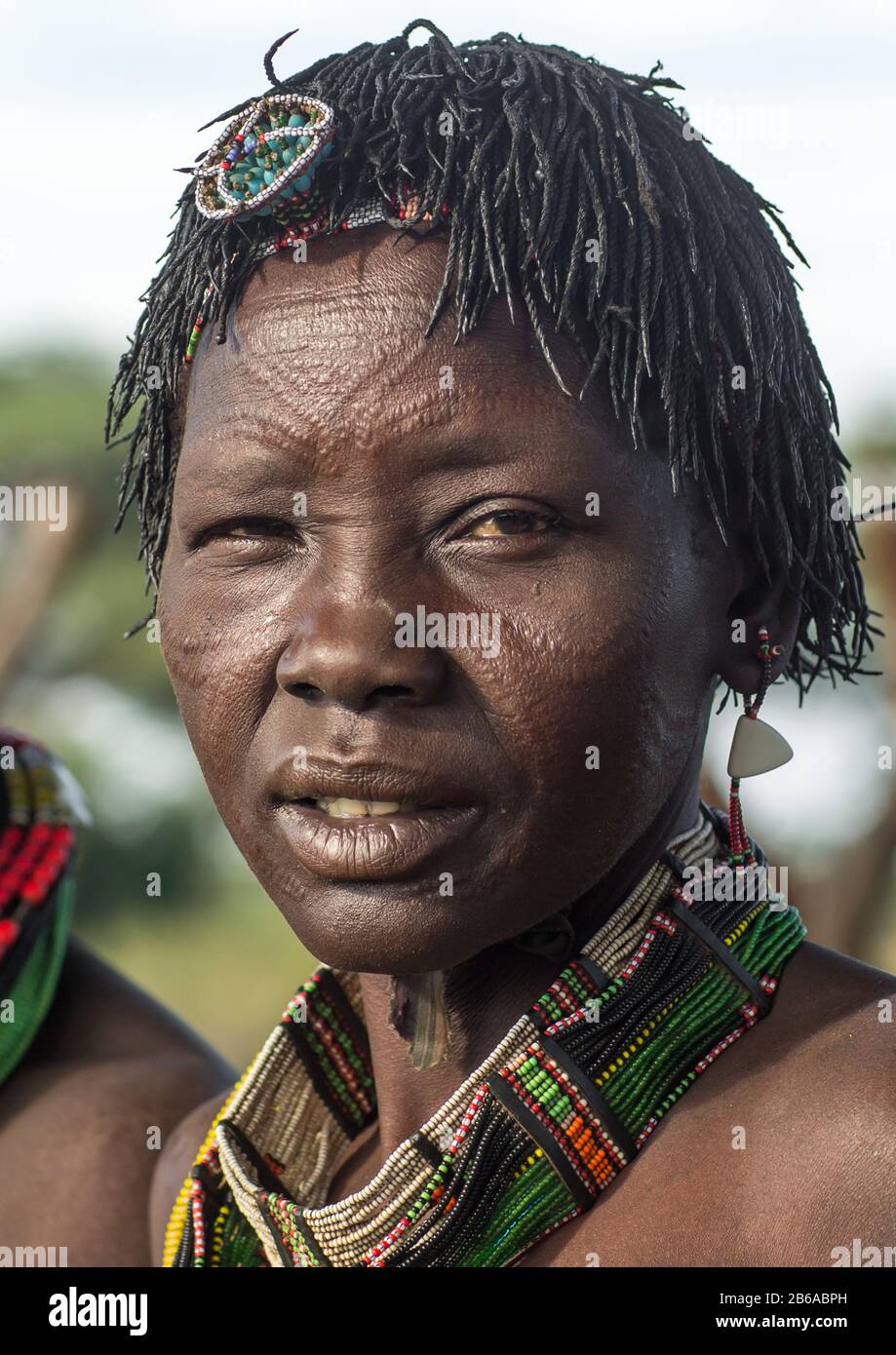 Femme de la tribu Toposa avec des scarifications sur le visage et le front, état de Namorunyang, Kapoeta, Soudan du Sud Banque D'Images