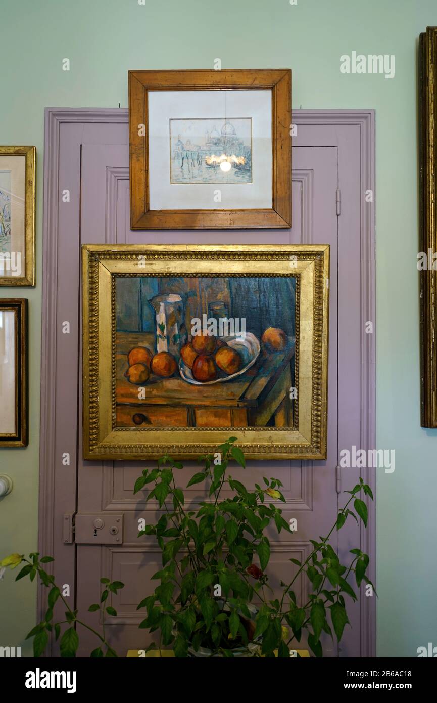Peintures donnant sur le mur à l'intérieur de la maison Claude Monet dans le musée de la maison et des jardins Claude Monet.Giverny.France Banque D'Images