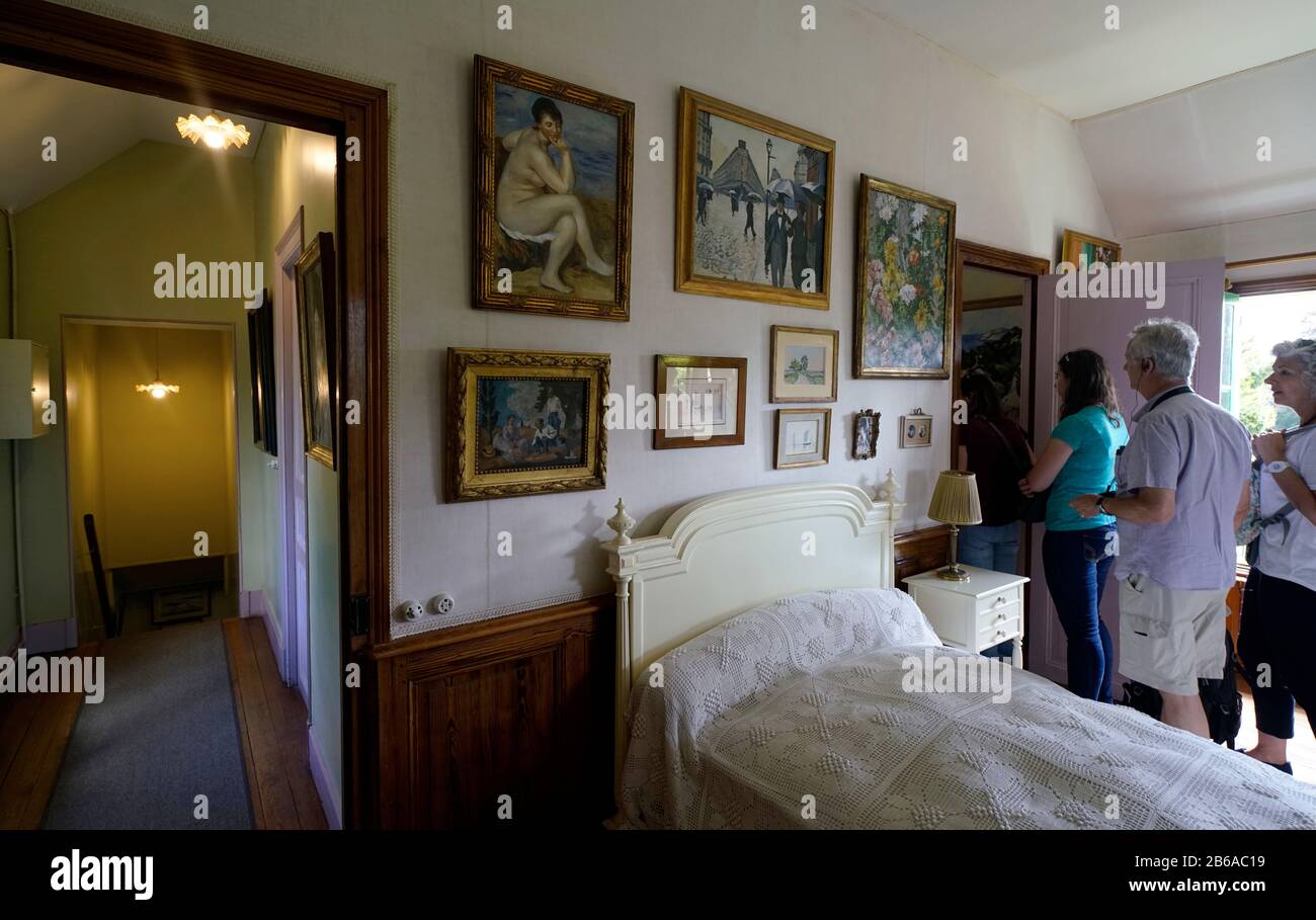 Touristes visitant la chambre à coucher dans la maison et le jardin de Claude Monet à Giverny.région de Normandie.France Banque D'Images
