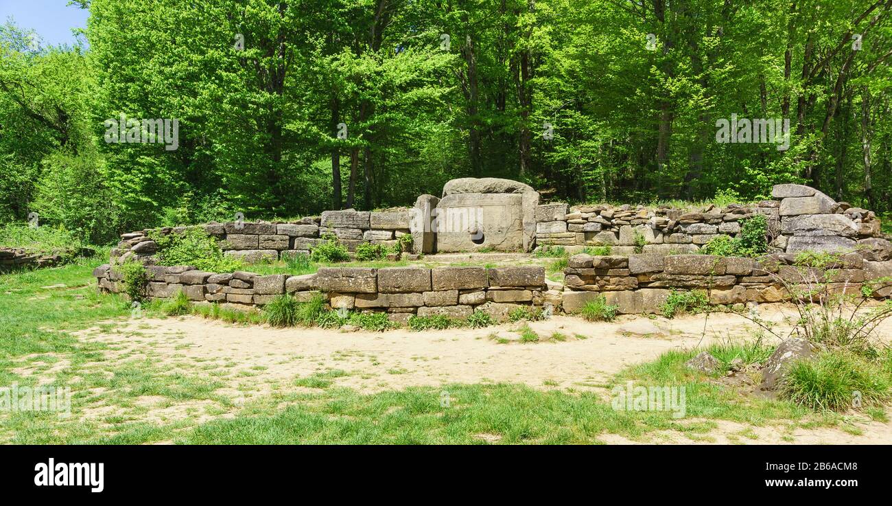 Tombe mégalithique de la première moitié de la 3ème moitié du 2ème millénaire BC - dolmen de la vallée de la rivière Jean. Russie, Gelendzhik, vilag Banque D'Images