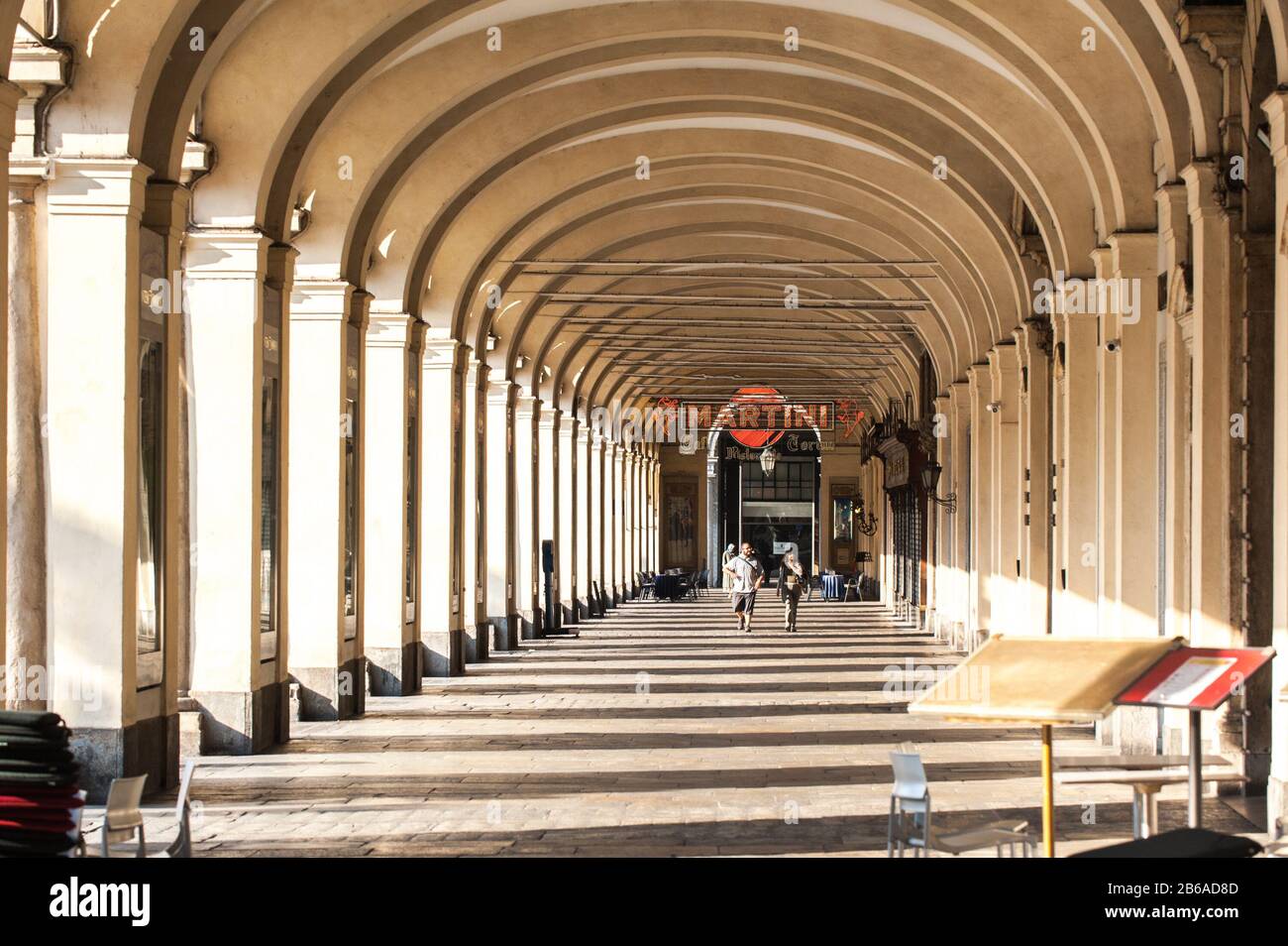 Vue sur les arcades de Turin sur la Piazza San Carlo : quartier général historique de la banque Intesa Sanpaolo Banque D'Images