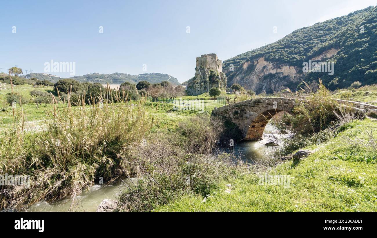 Le fort Mseilha du XVIIe siècle construit sur une roche calcaire, au Liban Banque D'Images