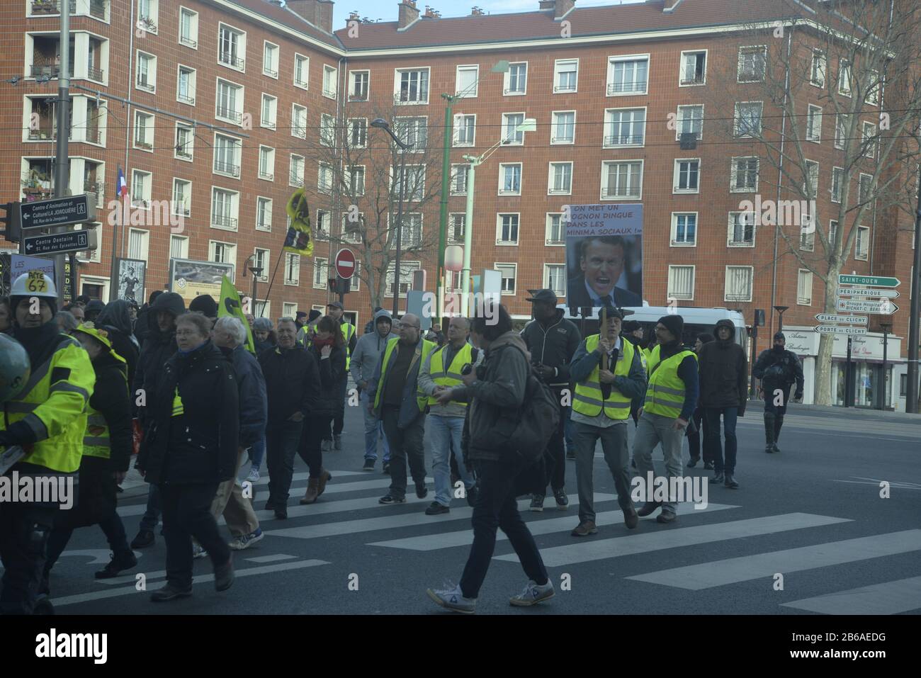 une « veste jaune » en mars 18, Paris. Banque D'Images