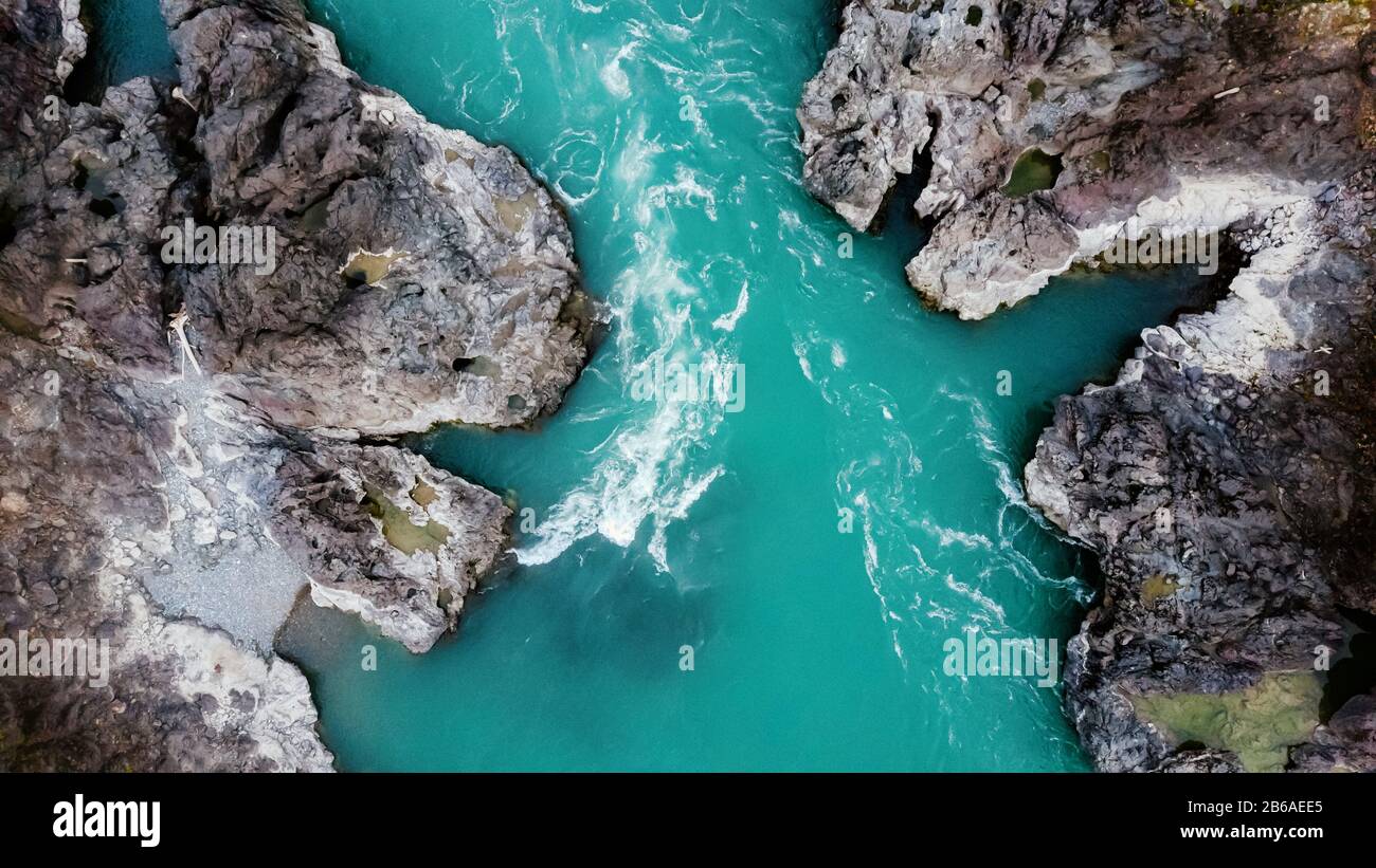 Rivière turquoise des montagnes, vue aérienne sur les rives rocheuses. Robuste Rea pour la prise de vue du Drone Rating. Rivière Katun, Altai. Banque D'Images