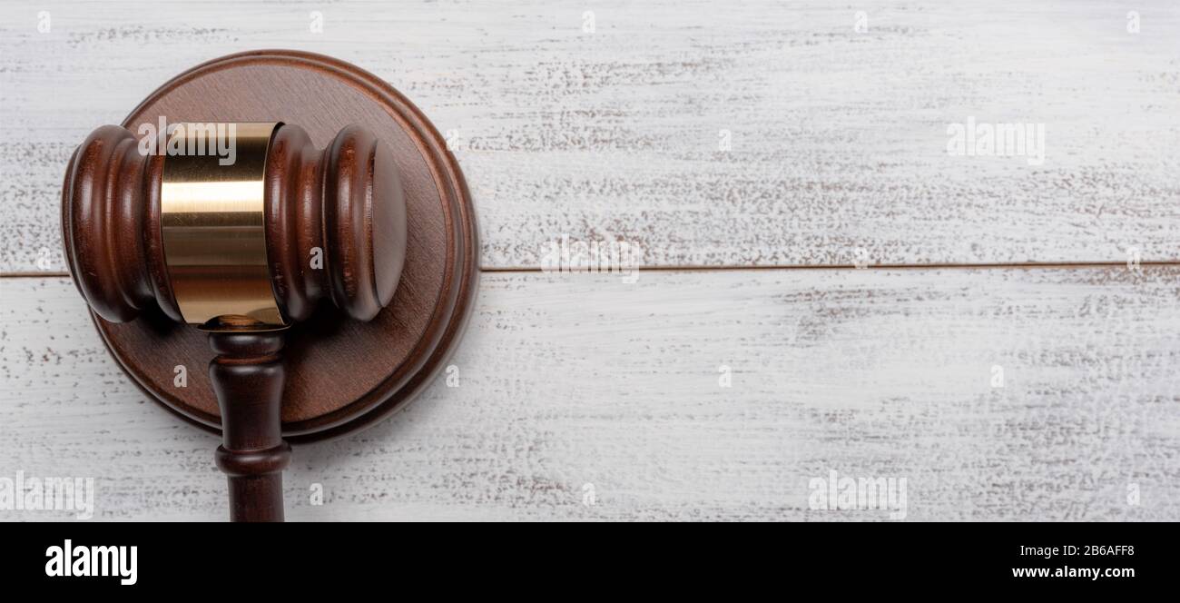 Gavel et socle sur fond de bois blanc avec espace de copie Banque D'Images