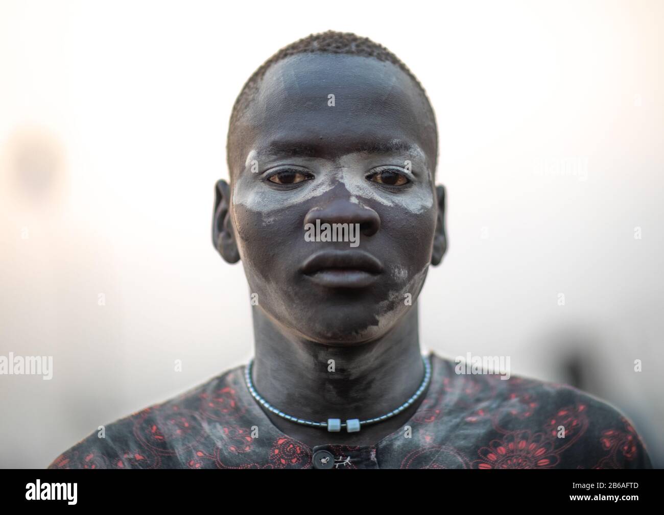 Mundari homme tribu couvert de cendres pour repousser les mouches et moustiques, l'Équatoria central, Terekeka, au Soudan du Sud Banque D'Images