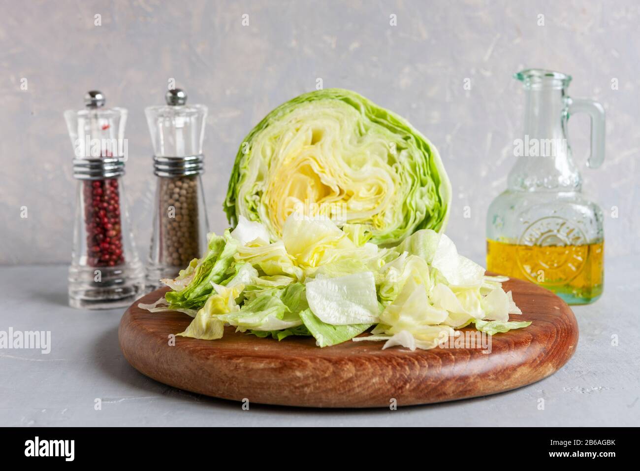 Assiette de laitue iceberg verte, huile d'olive, concept intermittent de jeûne, régime alimentaire, perte de poids Banque D'Images