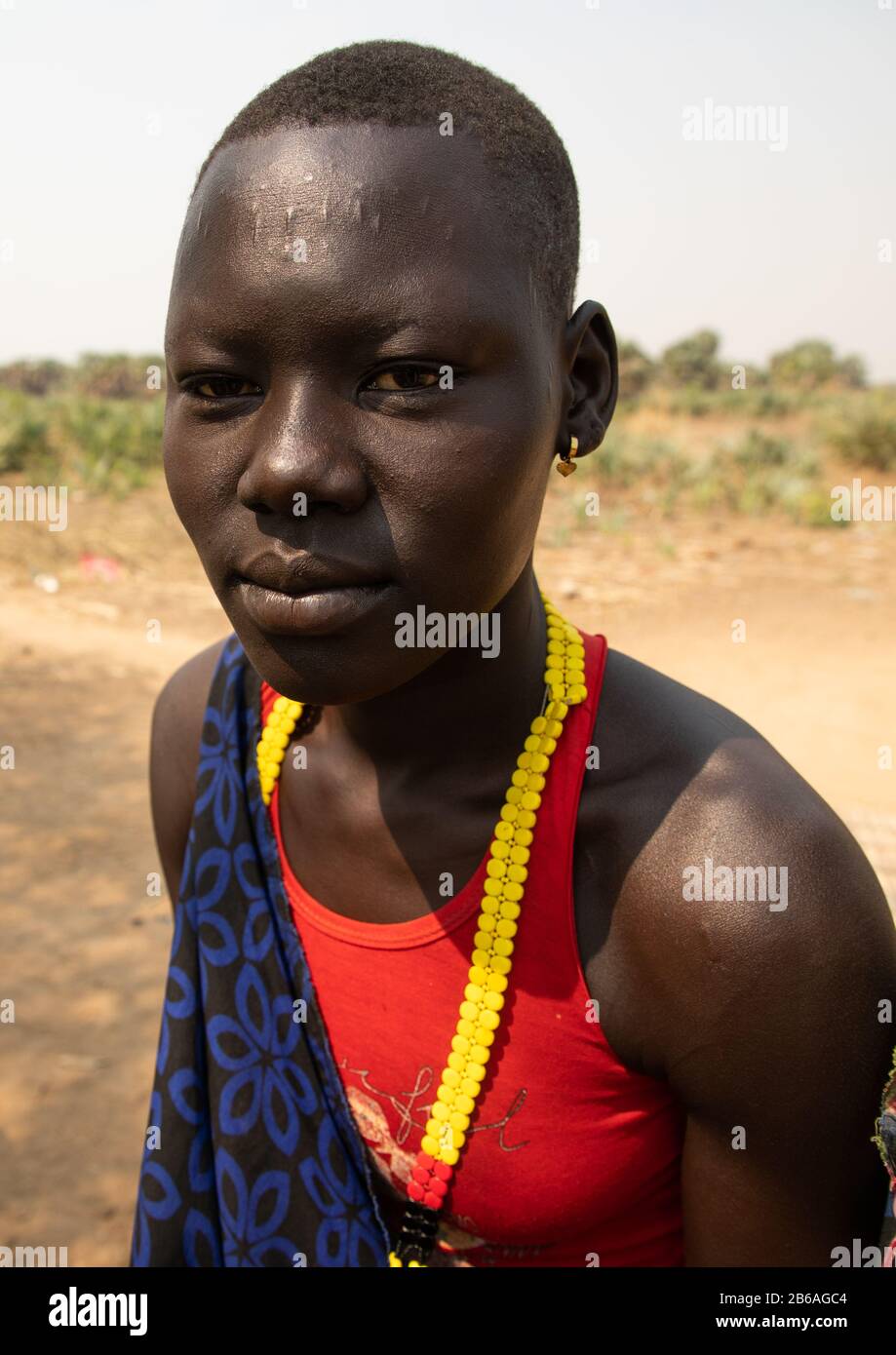 Femme de la tribu Mundari avec des cicatrices sur le front fait pour lutter contre la fièvre, Equatoria central, Terekeka, Soudan du Sud Banque D'Images