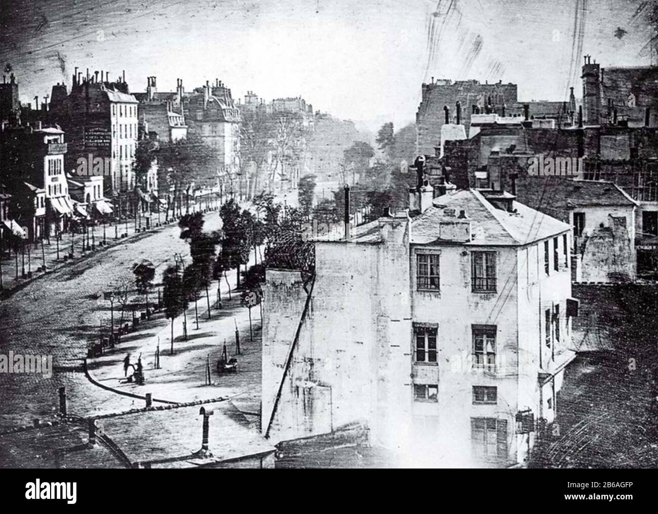 Louis DAGUERRE (1787-1851) artiste et photographe français. Un mousqueton et son client dans le Boulevard du Temple, Paris, sont probablement les premières personnes à être photographiées avec cette image de 1838 prise sur une feuille de cuivre plaqué argent. En raison de la longue exposition, aucun trafic en mouvement n'est enregistré. Banque D'Images