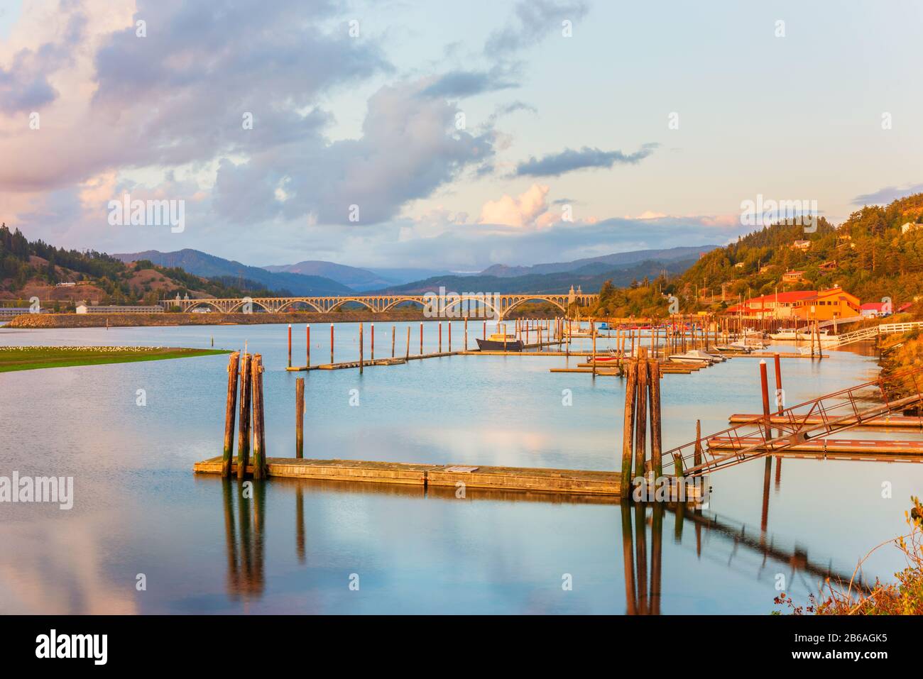 Marina et Bridge à Gold Beach, Oregon, États-Unis autour du coucher du soleil Banque D'Images