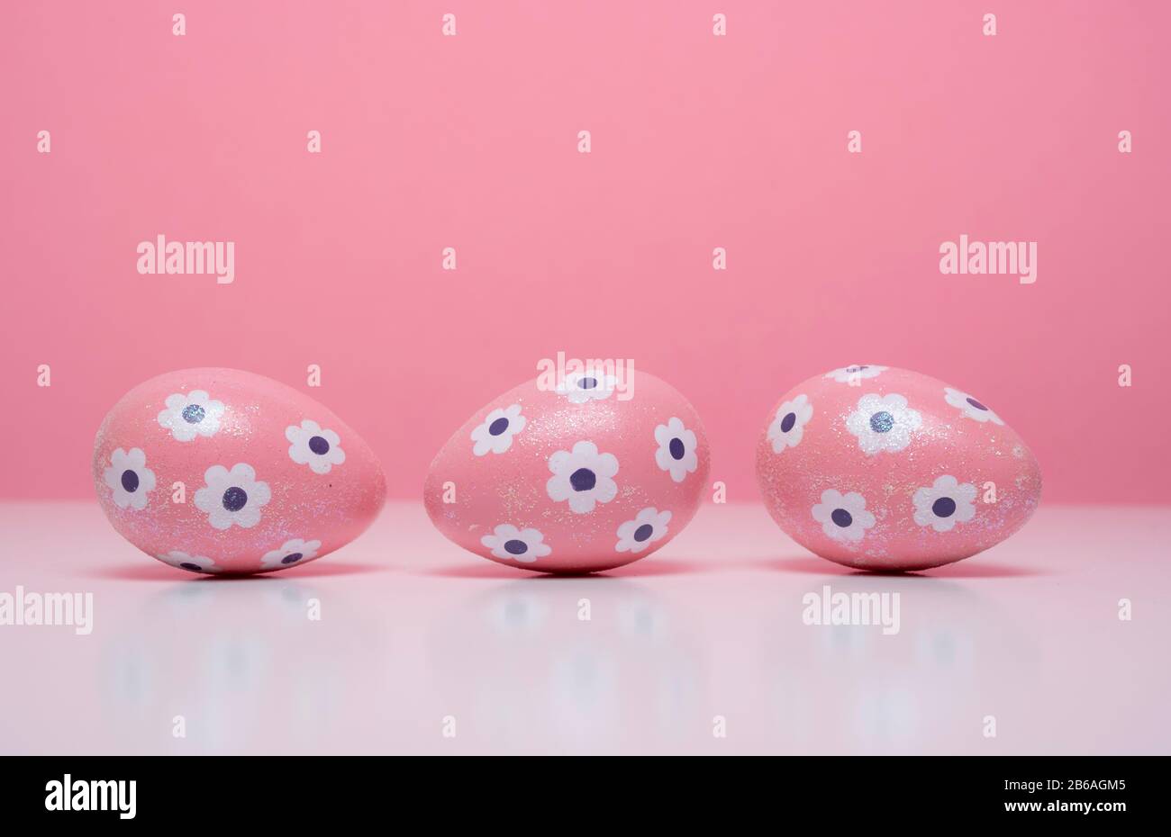 Les oeufs de Pâques peints sur un fond coloré Banque D'Images