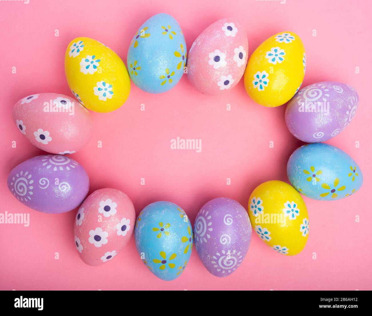 Les oeufs de Pâques peints sur un fond coloré Banque D'Images