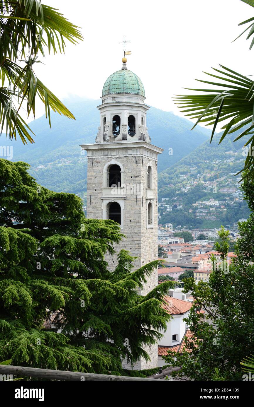 Lugano, SUISSE - 6 JUILLET 2014 : la cathédrale de la Tour Saint-Laurent de la cloche. La tour est de style baroque avec une lanterne octogonale couverte par Banque D'Images