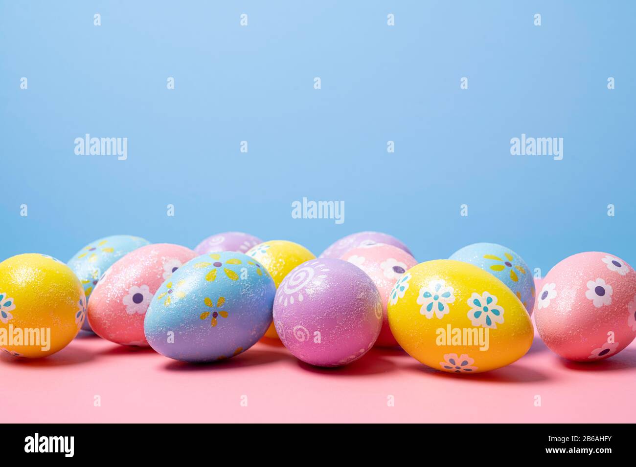 Les oeufs de Pâques peints sur un fond coloré Banque D'Images