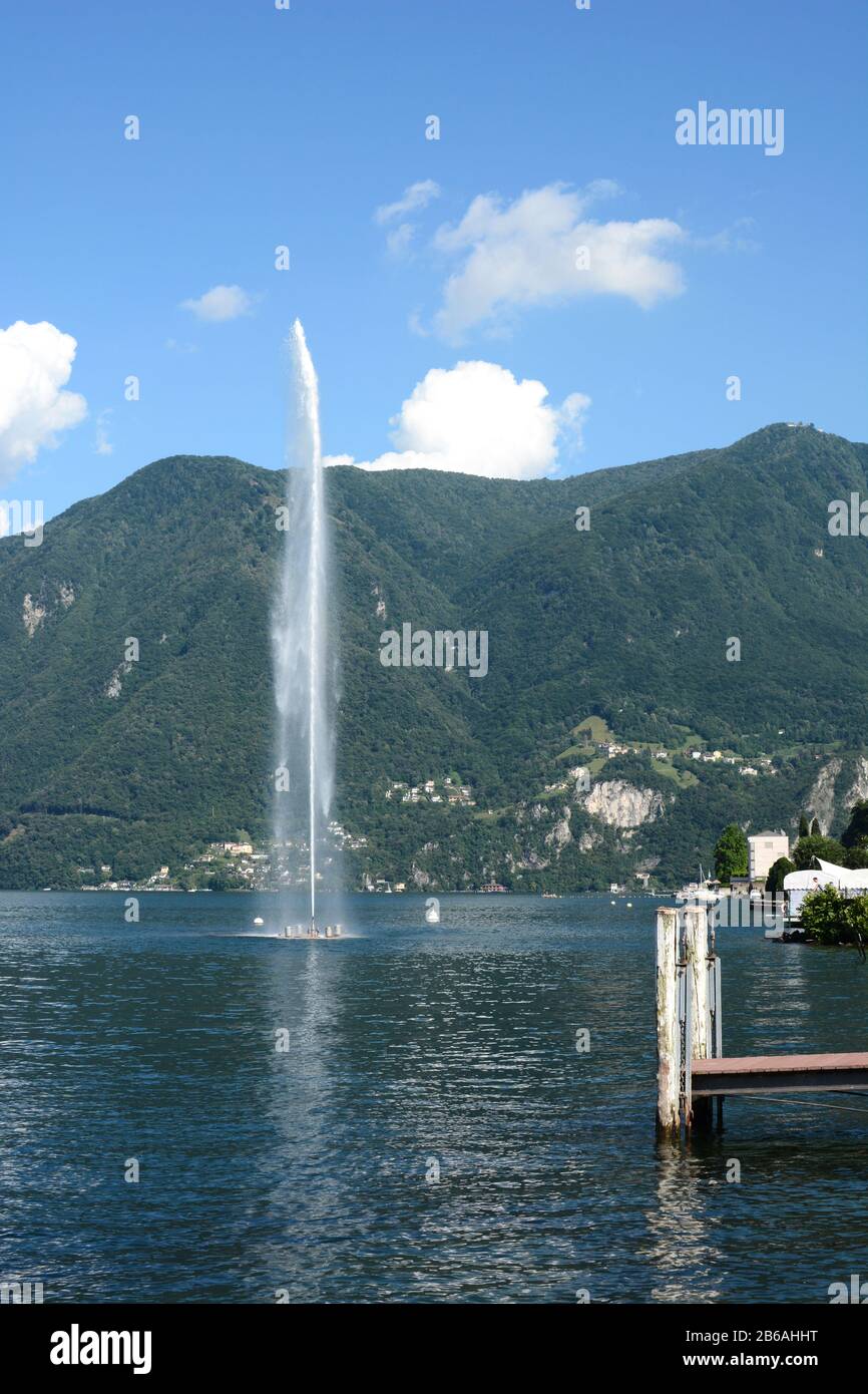 Paradiso, SUISSE - 5 JUILLET 2014 : Monte Sigignola monte derrière la fontaine du lac de Lugano. Bien qu'il soit entouré de Lugano, Paradiso est indep Banque D'Images