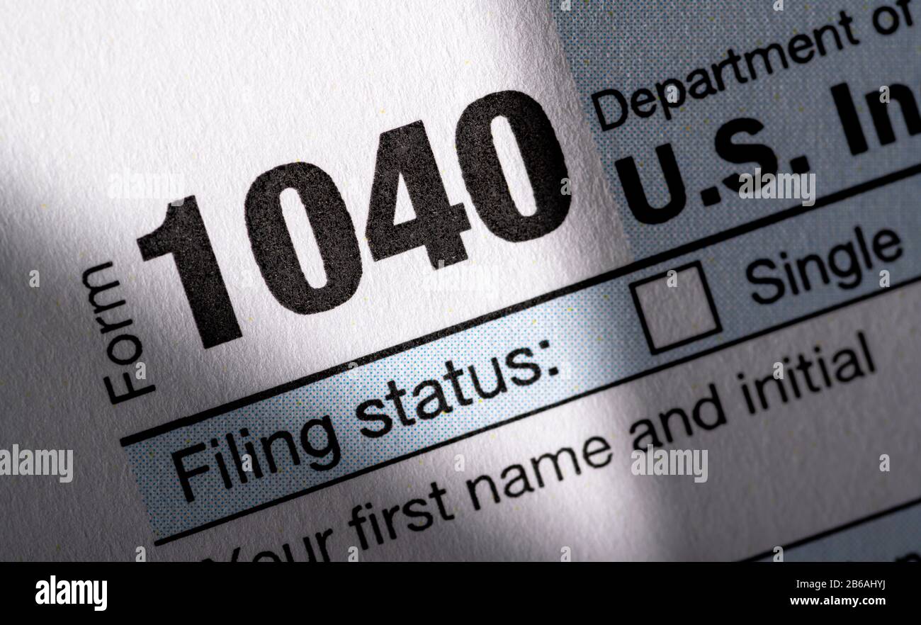 Une pile de formulaires d'impôt des États-Unis pour les particuliers. Banque D'Images