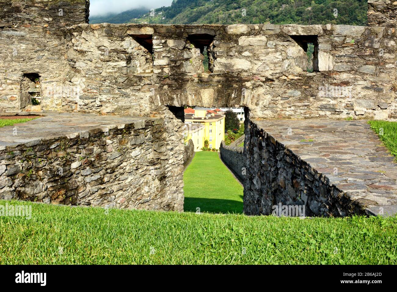 Bellinzona, SUISSE - 4 JUILLET 2014 : pelouse et Remparts à Castelgrande, Bellinzona. Site classé au patrimoine mondial de l'UNESCO, la forteresse surplombe la ville Banque D'Images