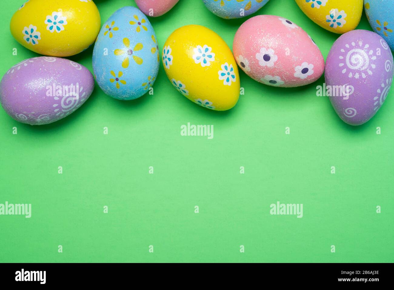 Les oeufs de Pâques peints sur un fond coloré Banque D'Images
