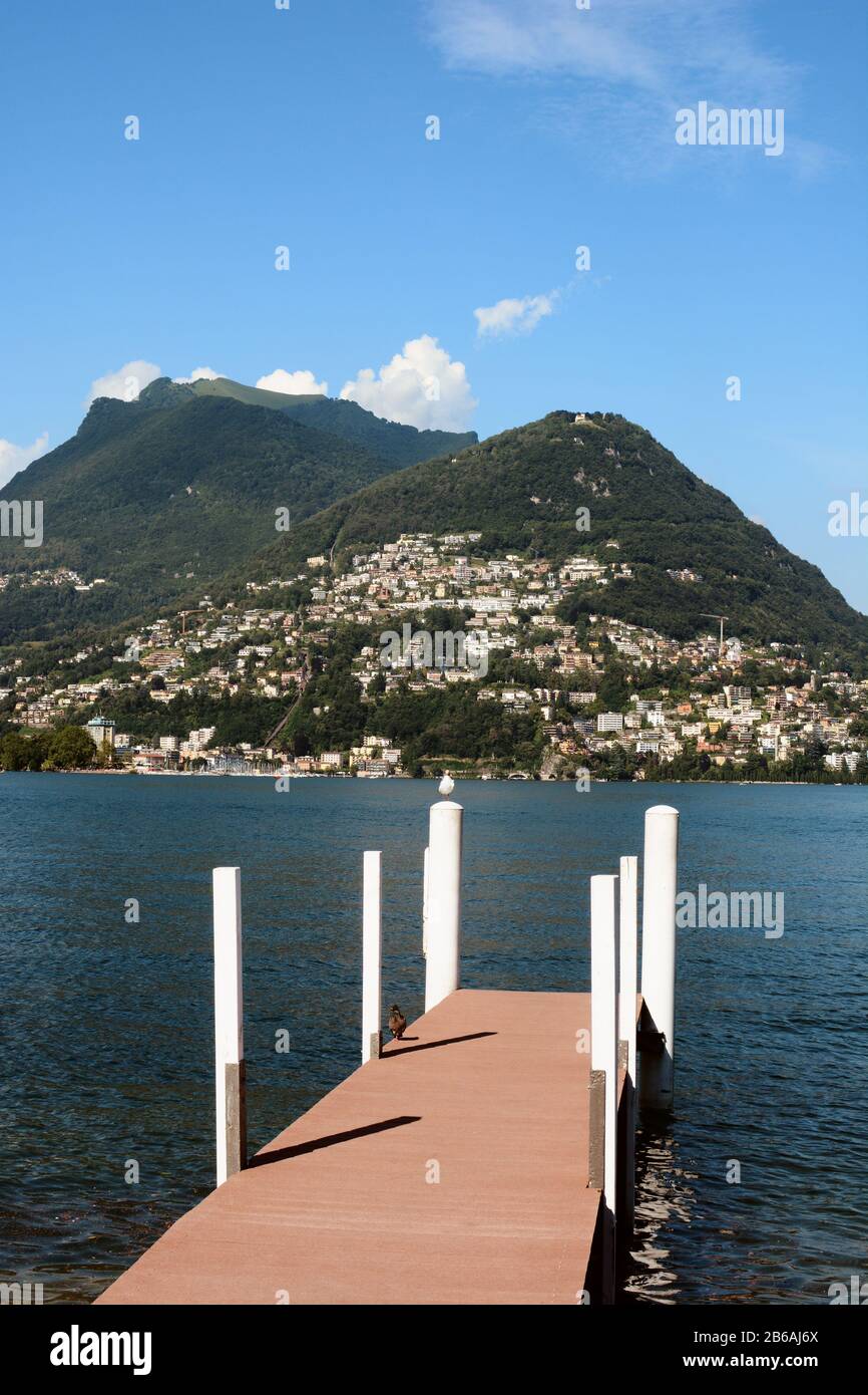 Mt. BRE vu d'un quai de bateau à Lugano. La ville de Castagnola se trouve au pied de la montagne. Banque D'Images