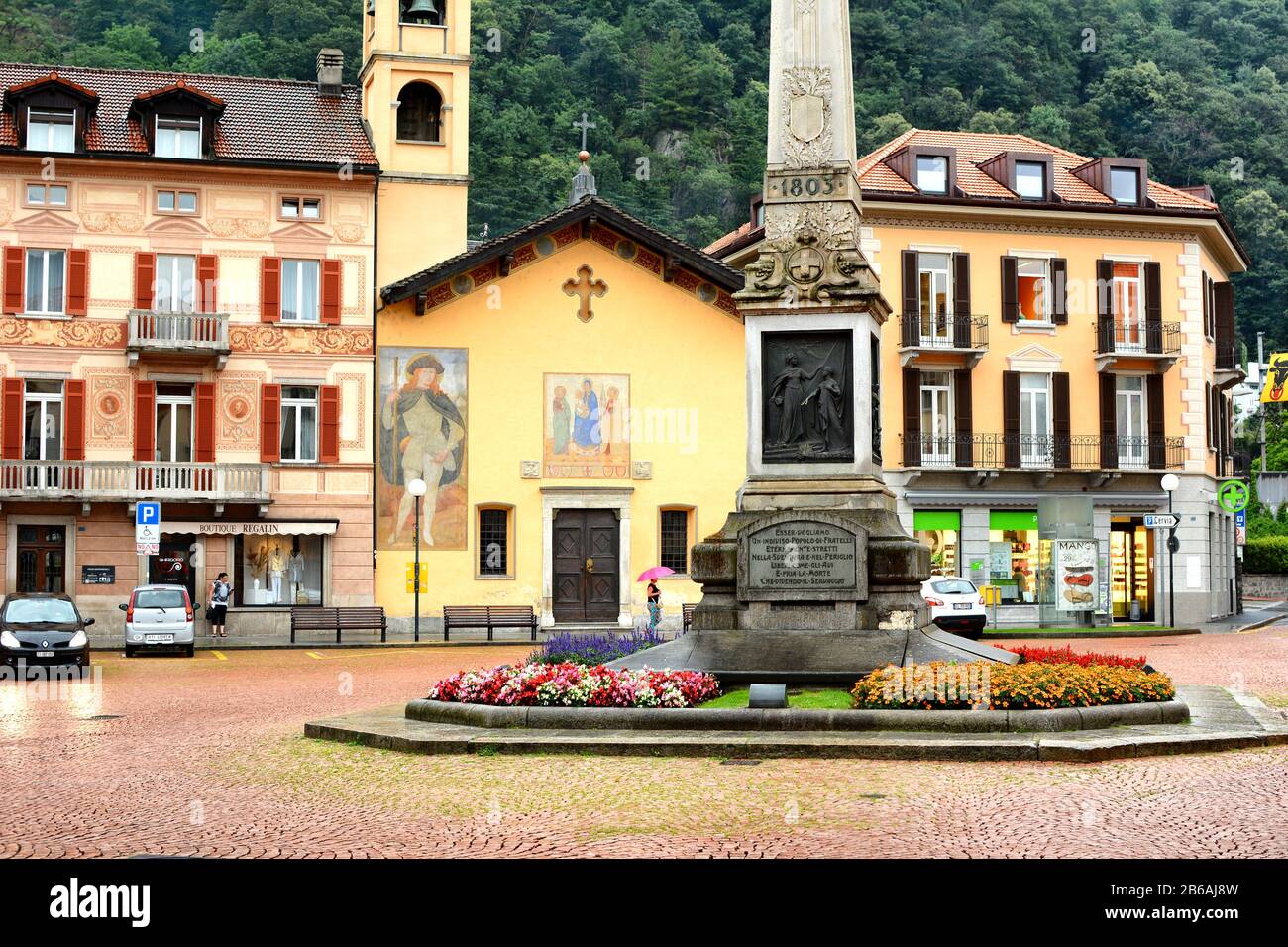 Bellinzona, SUISSE - 4 JUILLET 2014 : Piazza Indipendenza, Bellinzona. Anciennement Piazza San Rocco, prend son nom à partir de l'obélisque dans le centre 19 Banque D'Images