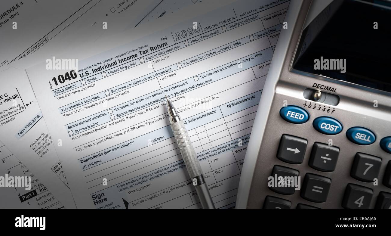 Formulaires d'impôt des États-Unis avec calculatrice Banque D'Images