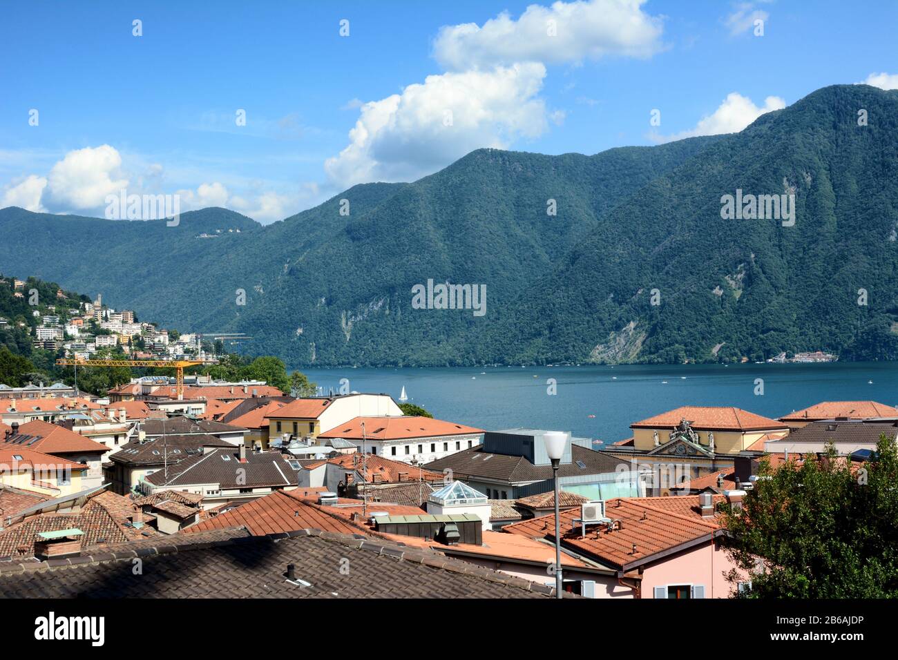 Lugano, SUISSE - 5 JUILLET 2014 : toits surplombant le lac de Lugano et l'Alpe Trevino. La ville riche de Suisse sur les rives du lac de Lugano Banque D'Images