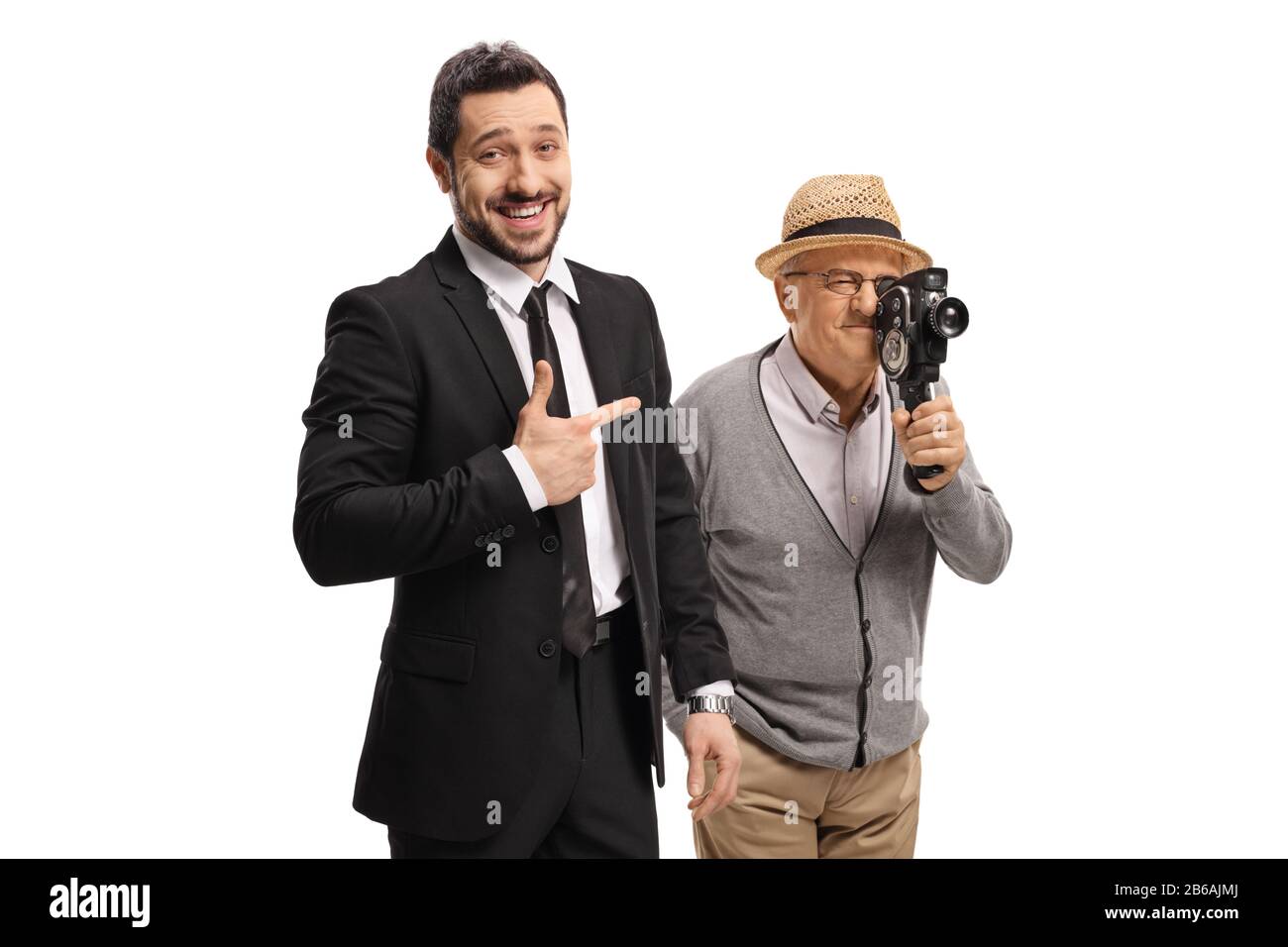 Jeune homme dans un costume pointant et riant à un homme âgé avec un journal isolé sur fond blanc Banque D'Images