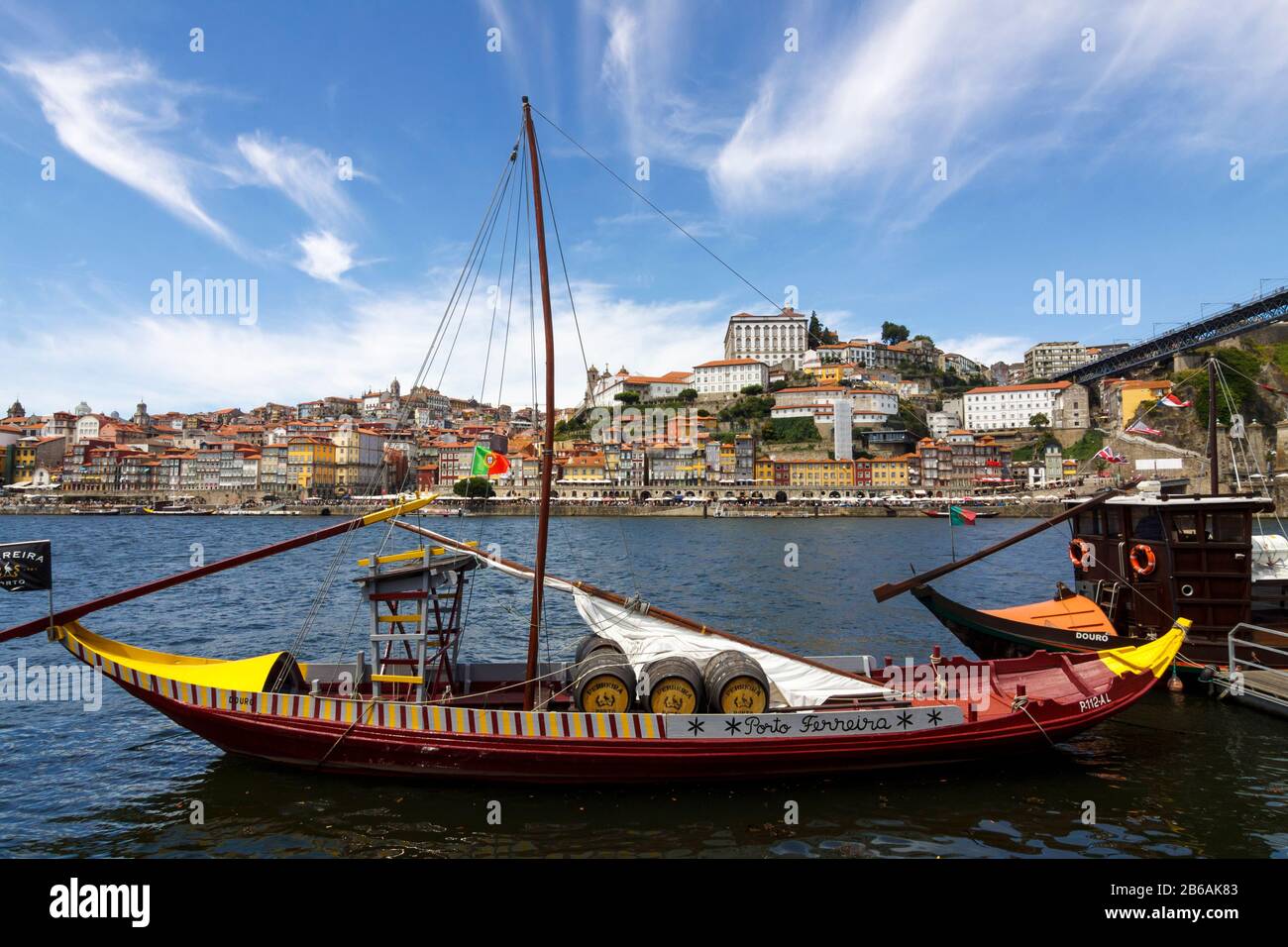 Porto, Portugal : un bateau traditionnel chargé de fûts de vin est amarré  sur le fleuve Douro en face de la vieille ville de la rive Photo Stock -  Alamy