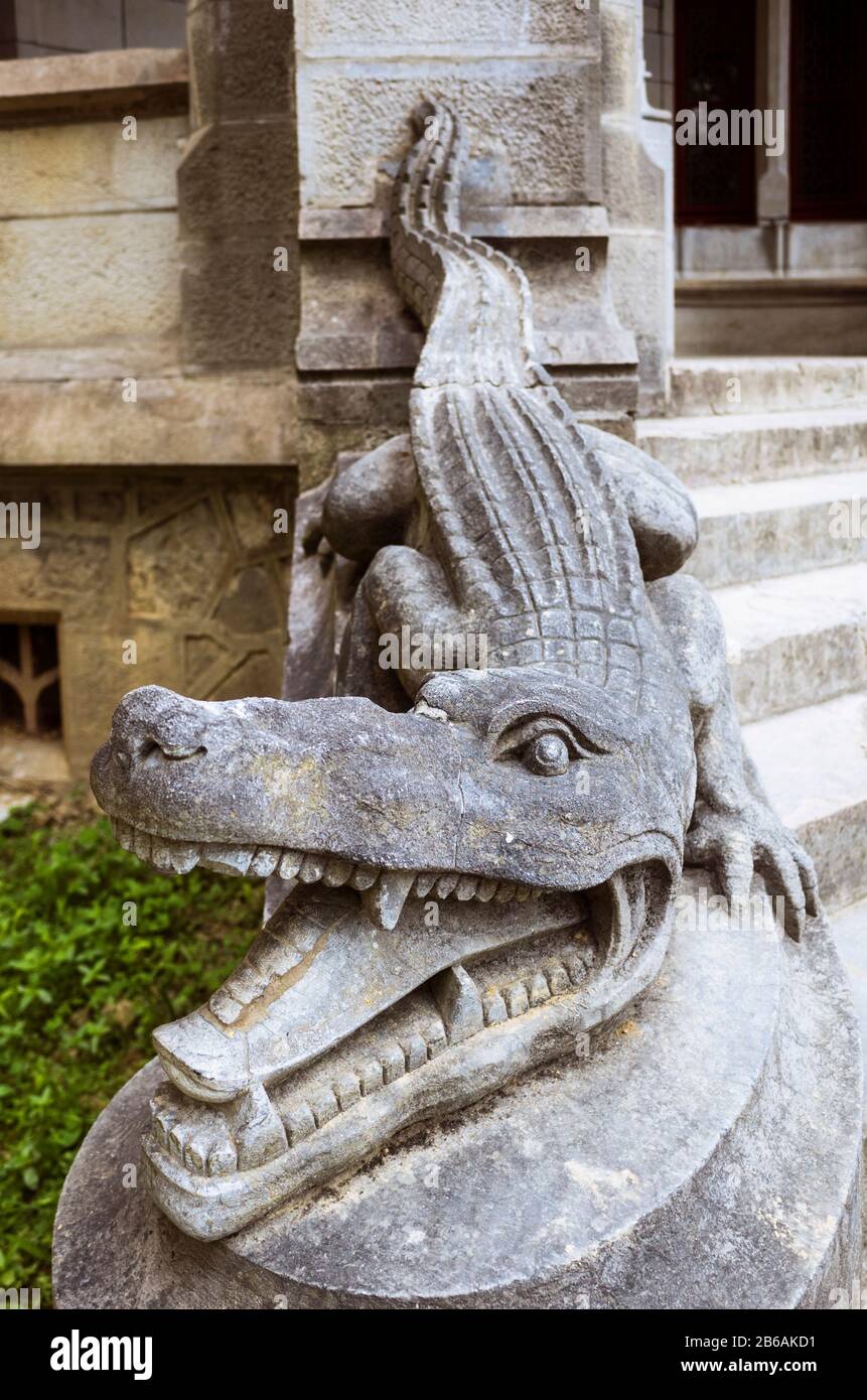 Hendaye, Pays basque français, France - 13 juillet 2019 : sculpture aux crocodiles à l'entrée du Château d'Abbadie. Construite entre 1864 et 1879, Banque D'Images