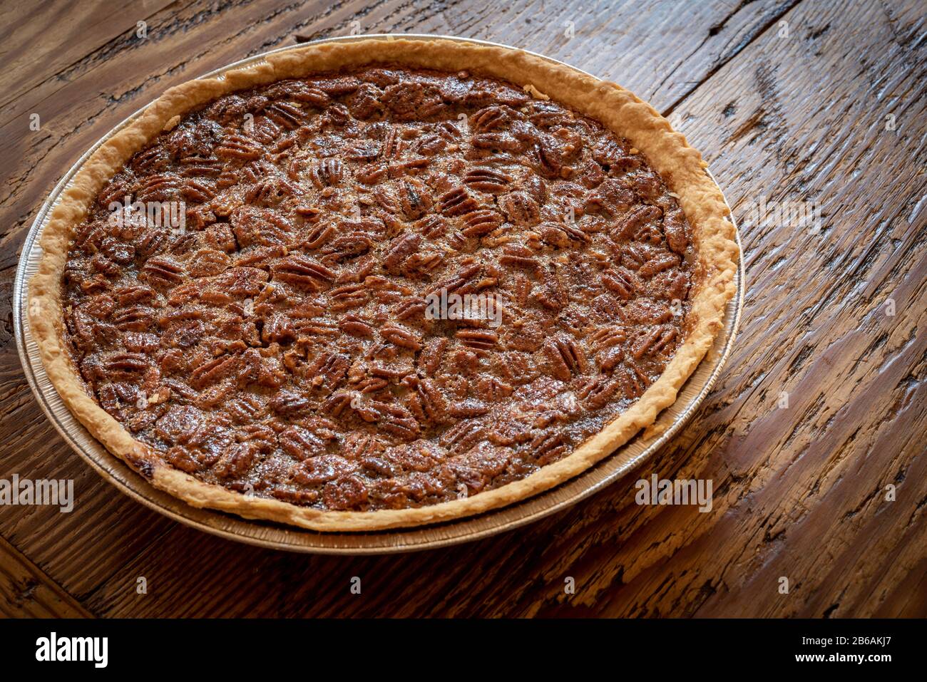 Tarte aux pacanes fraîche sur une table en bois Banque D'Images