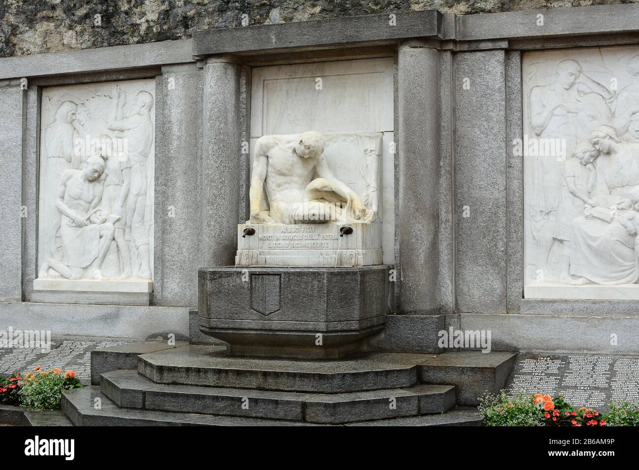 BELLINZONA, SUISSE - 4 JUILLET 2014 : le Mémorial de la guerre énumère les noms de ceux qui ont perdu la vie dans les deux guerres mondiales. Banque D'Images
