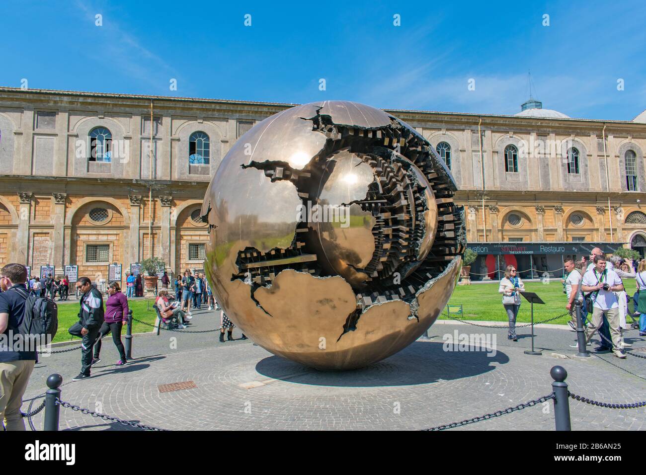 Cité du Vatican / Italie - 20 avril 2019: Sphère Dans Sphère (Sfera con sfera) globe doré avec les touristes en arrière-plan Banque D'Images