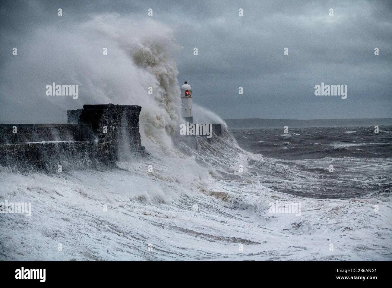 09.02.20. TEMPÊTE CIARA. Les vagues s'écrasent sur le brise-lames et le phare de Porthcawl, au sud du Pays de Galles, tandis que la tempête Ciara frappe le Royaume-Uni. Banque D'Images