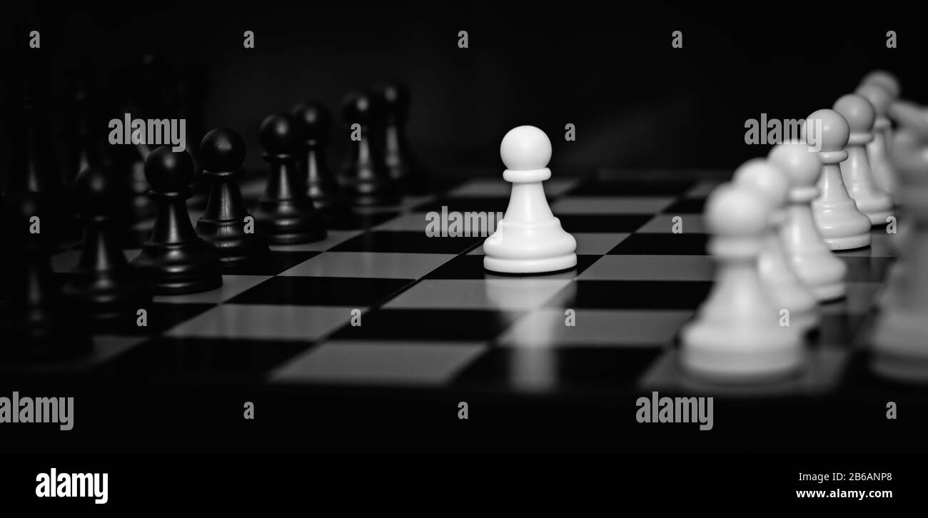 Jeu d'échecs focalisé sélectionné. Le blanc commence. La figure centrale de pion est focalisée. Concept de travail d'équipe. Banque D'Images