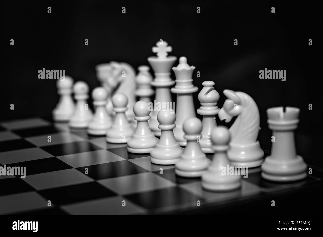 L'équipe d'échecs sur une planche en bois Banque D'Images