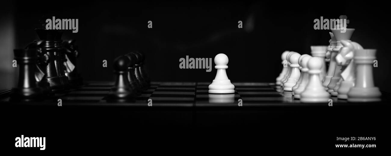 Jeu d'échecs focalisé sélectionné. Le blanc commence. La figure centrale de pion est focalisée. Concept de travail d'équipe. Banque D'Images