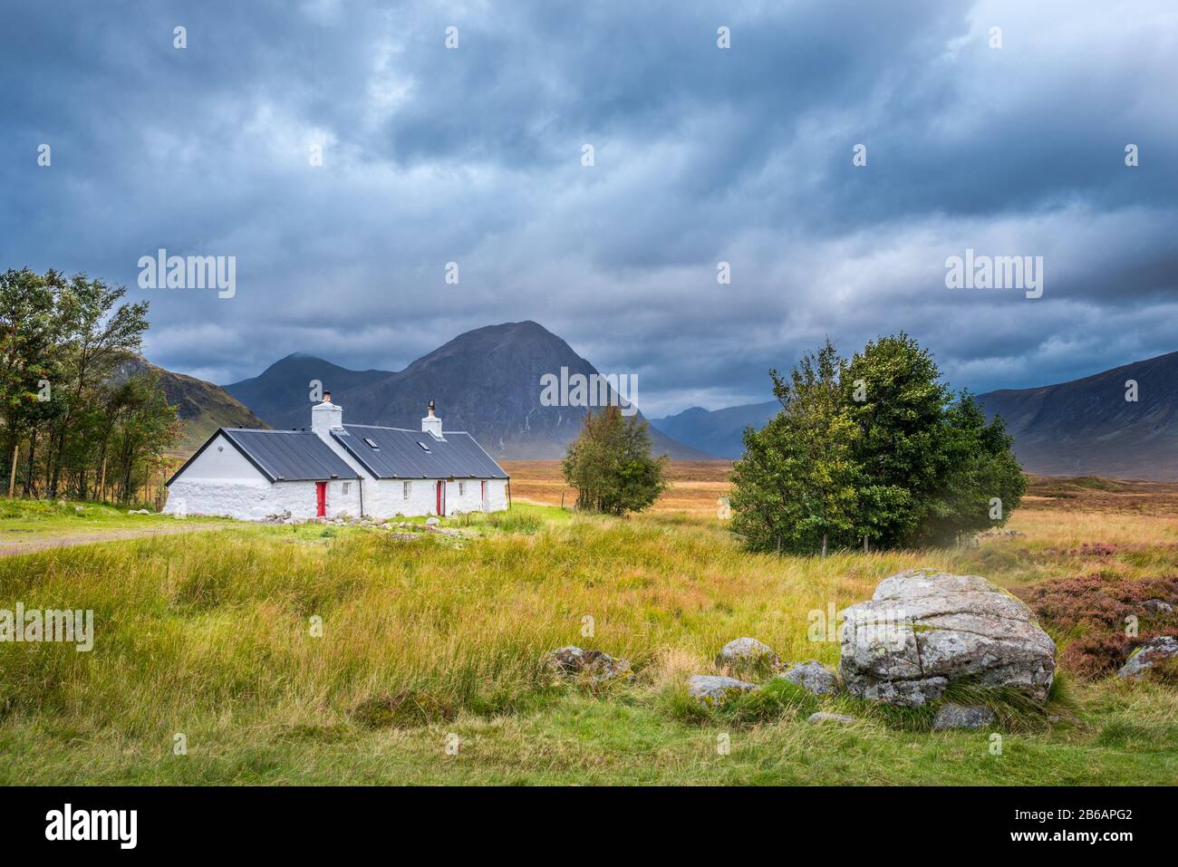 BlackRock Cottage sous le ciel orageux avec des montagnes en arrière-plan. Glencoe, Scottish Highlands, Royaume-Uni Banque D'Images