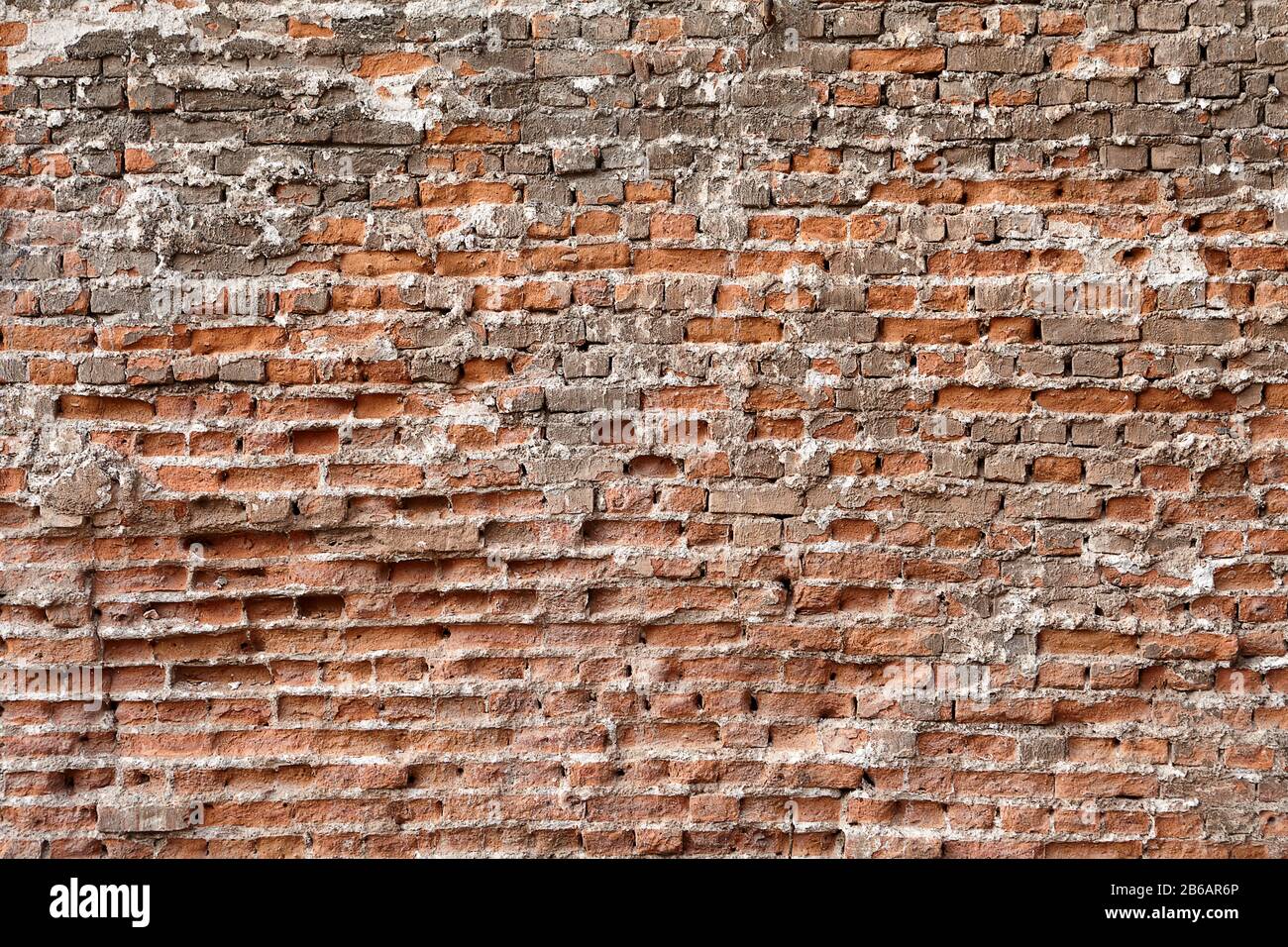 Texture de surface d'un vieux mur de briques rouges émietté. Banque D'Images