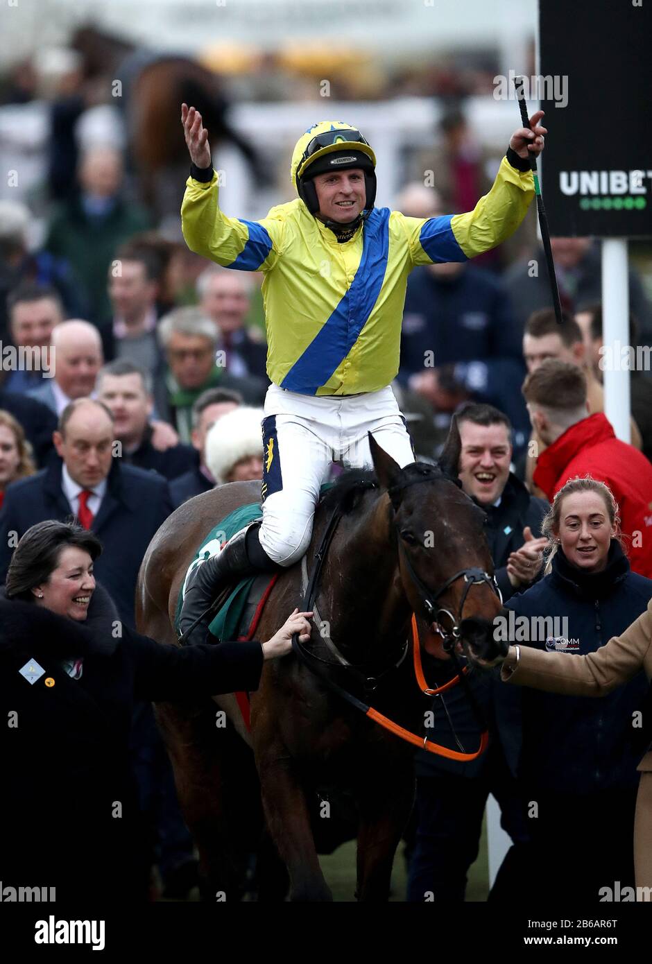 Jockey Jamie Codd célèbre la victoire de la coupe nationale de Défi de chasse Amateur Riders's Novices Chase on Ravenhill le premier jour du Cheltenham Festival à Cheltenham Racecourse, Cheltenham. Banque D'Images