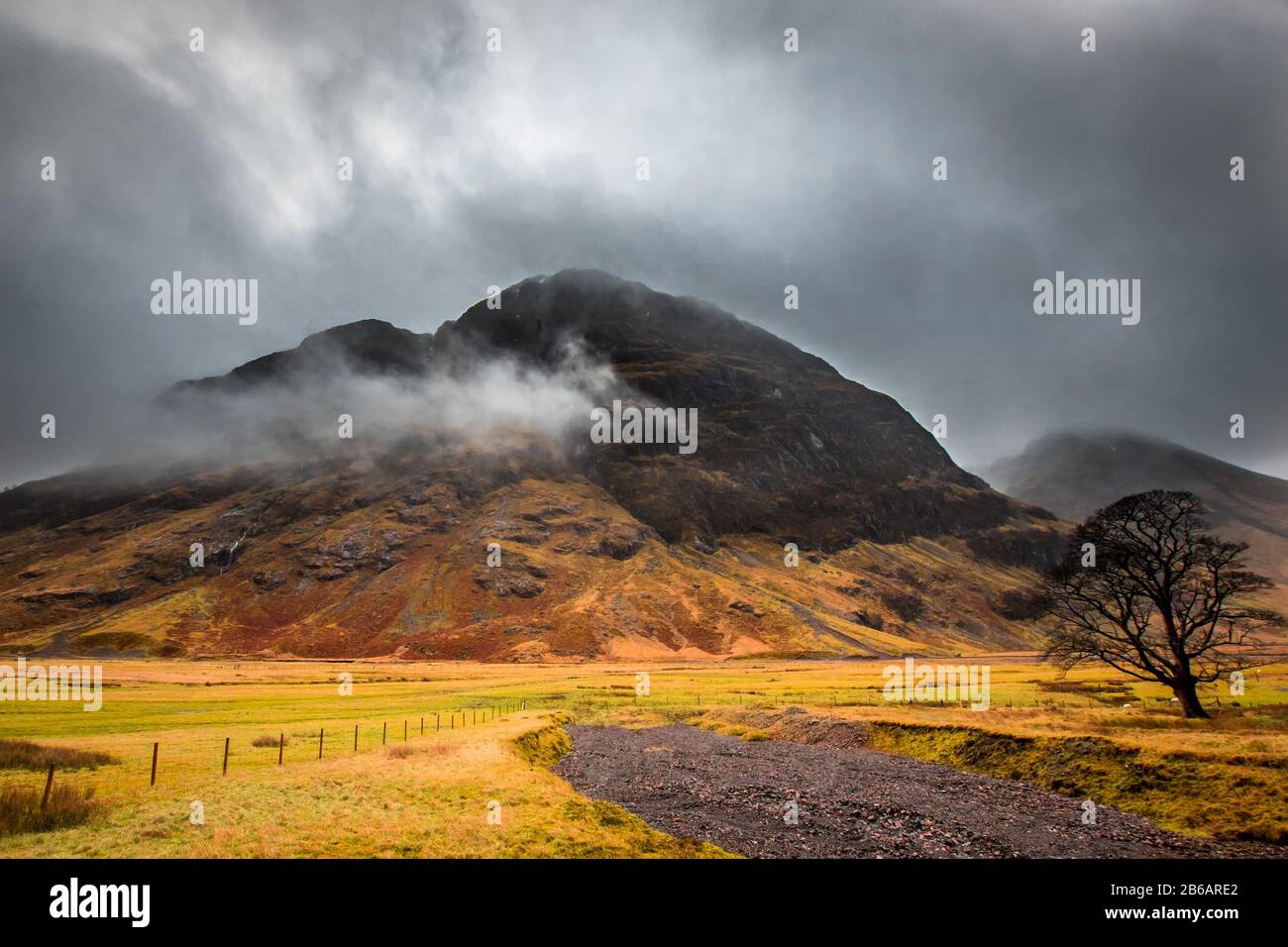 Vue sur une colline rocheuse à Glencoe, avec rouge, orange et vert. Ecosse. Banque D'Images