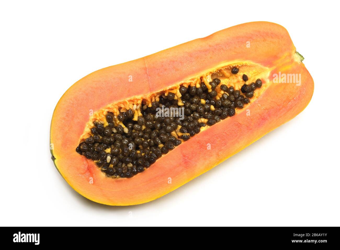 Demi-coupé de fruits mûrs savoureux de papaye avec de la pâte orange juteuse studio intérieur isolé sur fond blanc vue de dessus de gros plan Banque D'Images